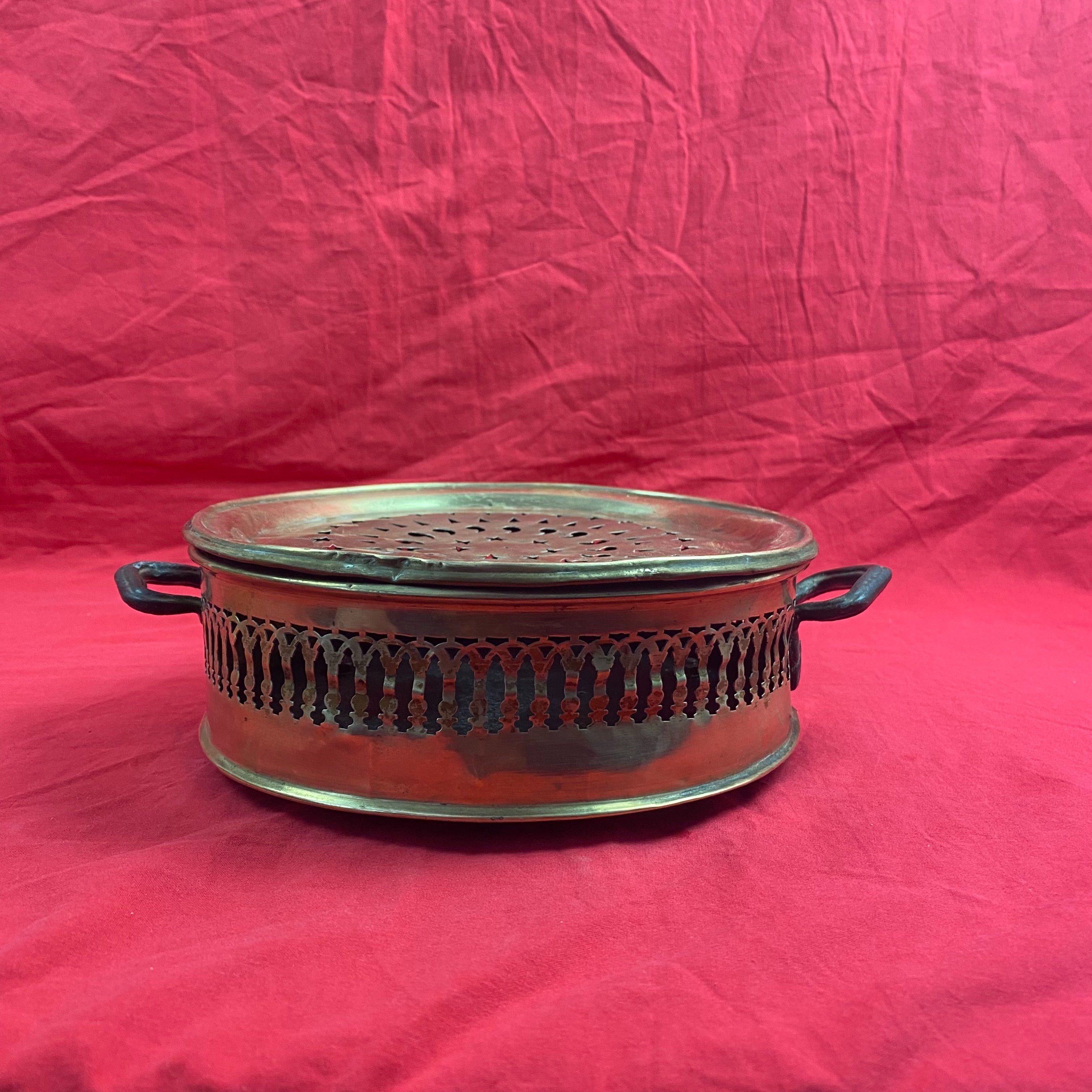 Chauffe-plat de table ancien en laiton ajouré - Fin XIXe/Début XXe  - Vue 2 - 