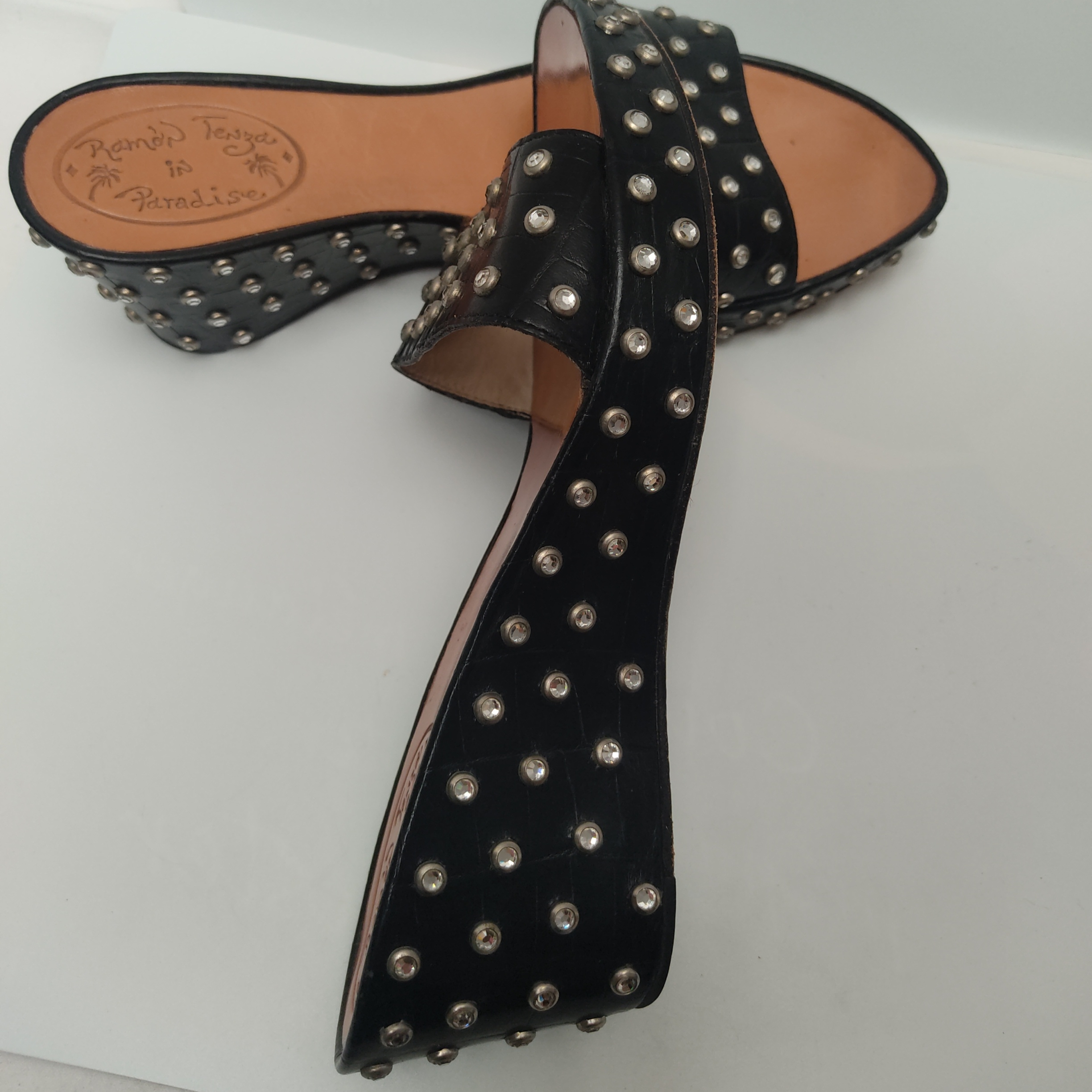 Mules à talon noir avec incrustation de perles. Hauteur talon 6 cm - Photo 1