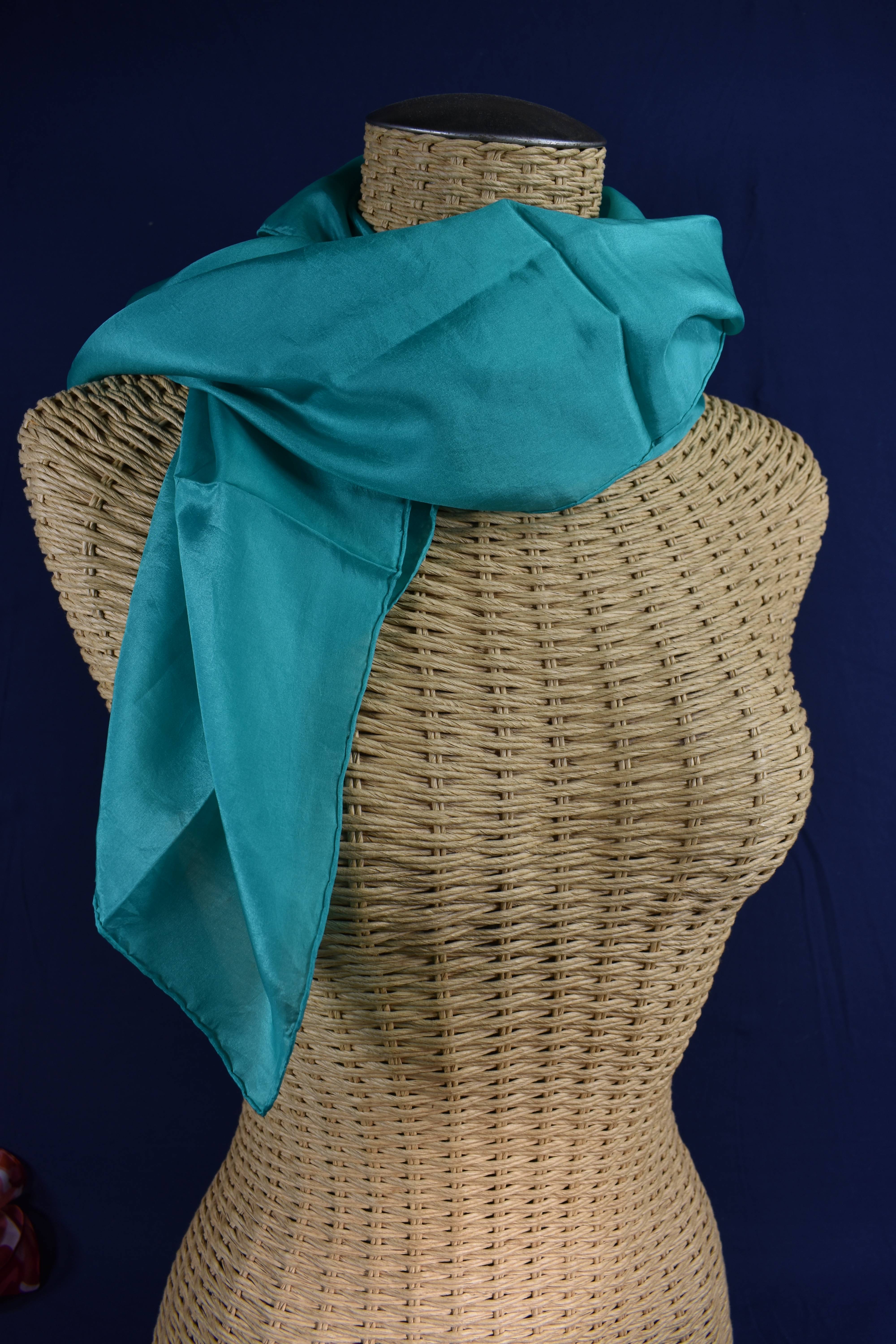 Echarpe en mousseline RODIER rouge à motifs (100 X 20 cm) et carré de soie vert roulotté main ( 84 X 88 cm.)  - Vue 5 - 