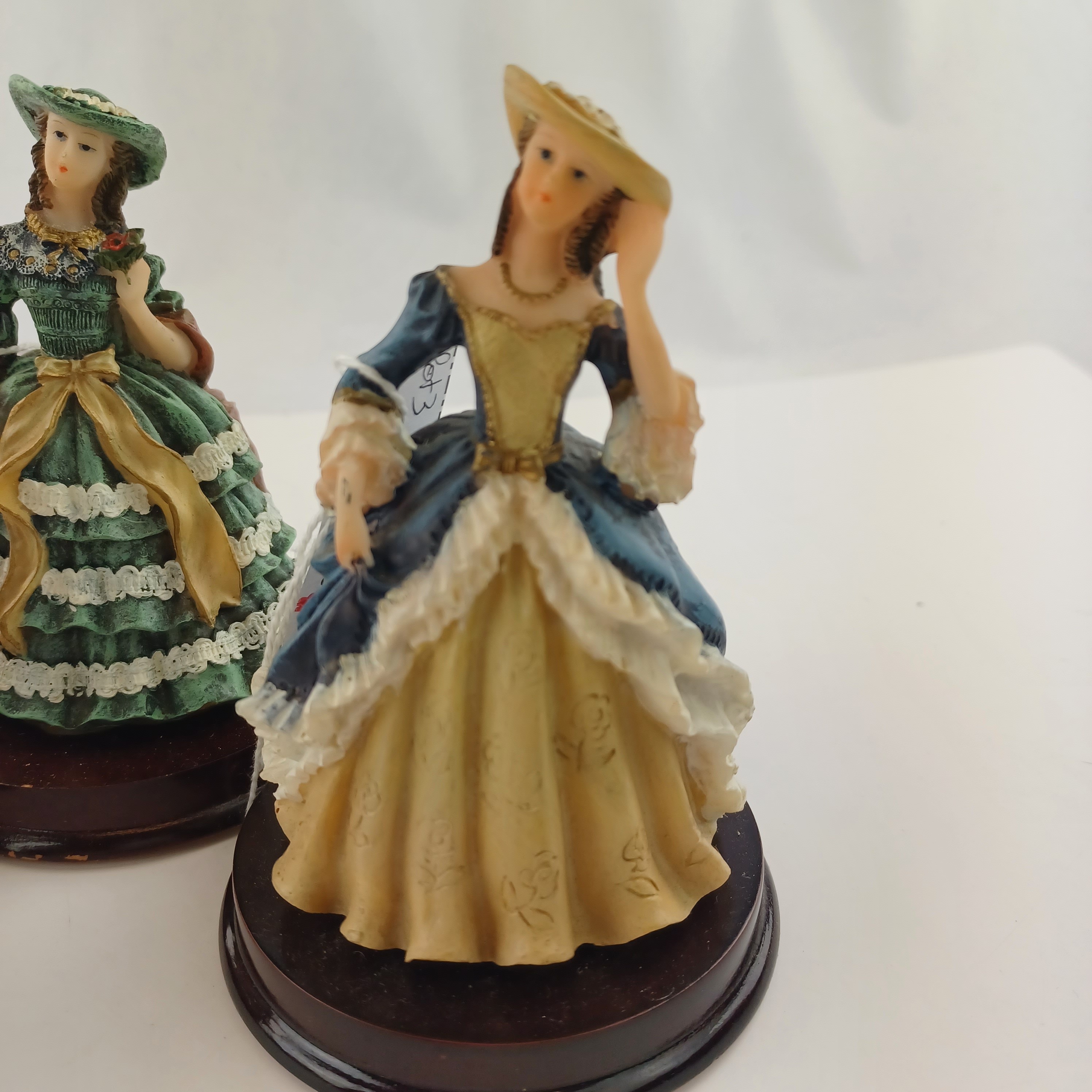 Lot de 3 figurines de jeunes femmes victoriennes nobles à grand chapeaux fleuris de 13cm sur socle Très bon état - Vue 4 - 
