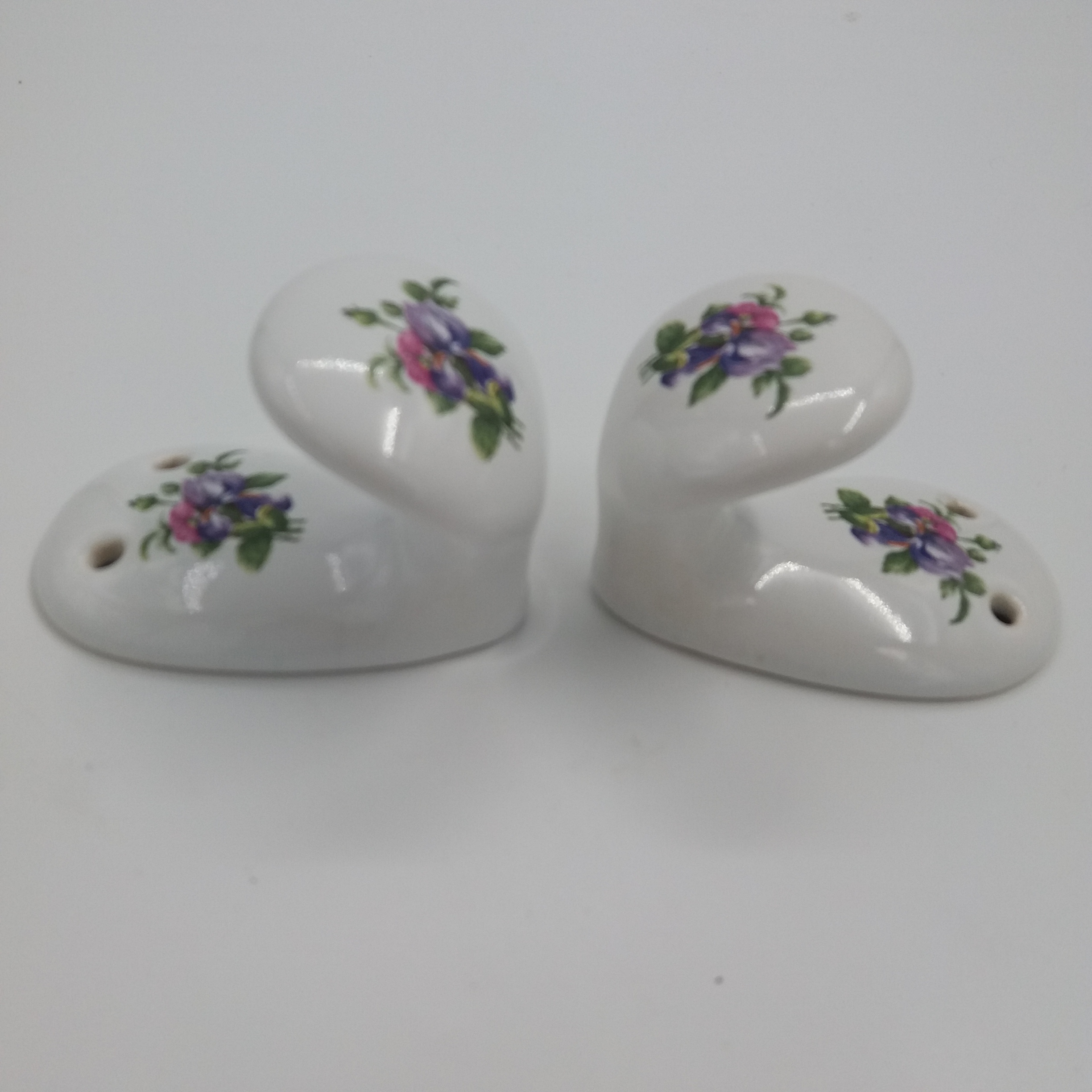 Lot de deux anciennes patères blanches. Porcelaine. Décor floral rose violet et vert. Porcelaine de paris. Signée dessous - Photo 3