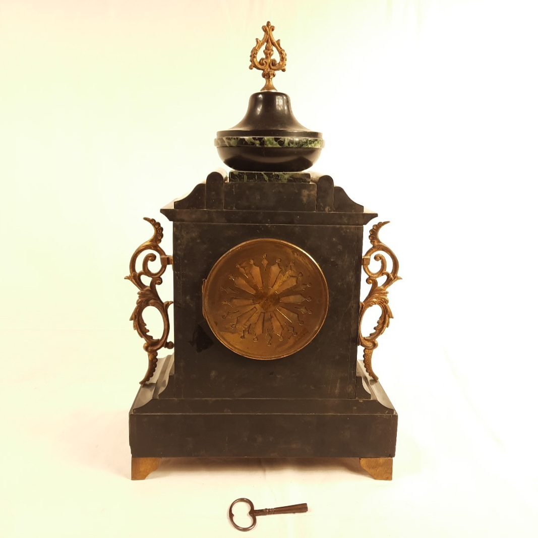 pendule à poser Napoléon III décor métal doré sur marbre noir  - Vue 3 - 