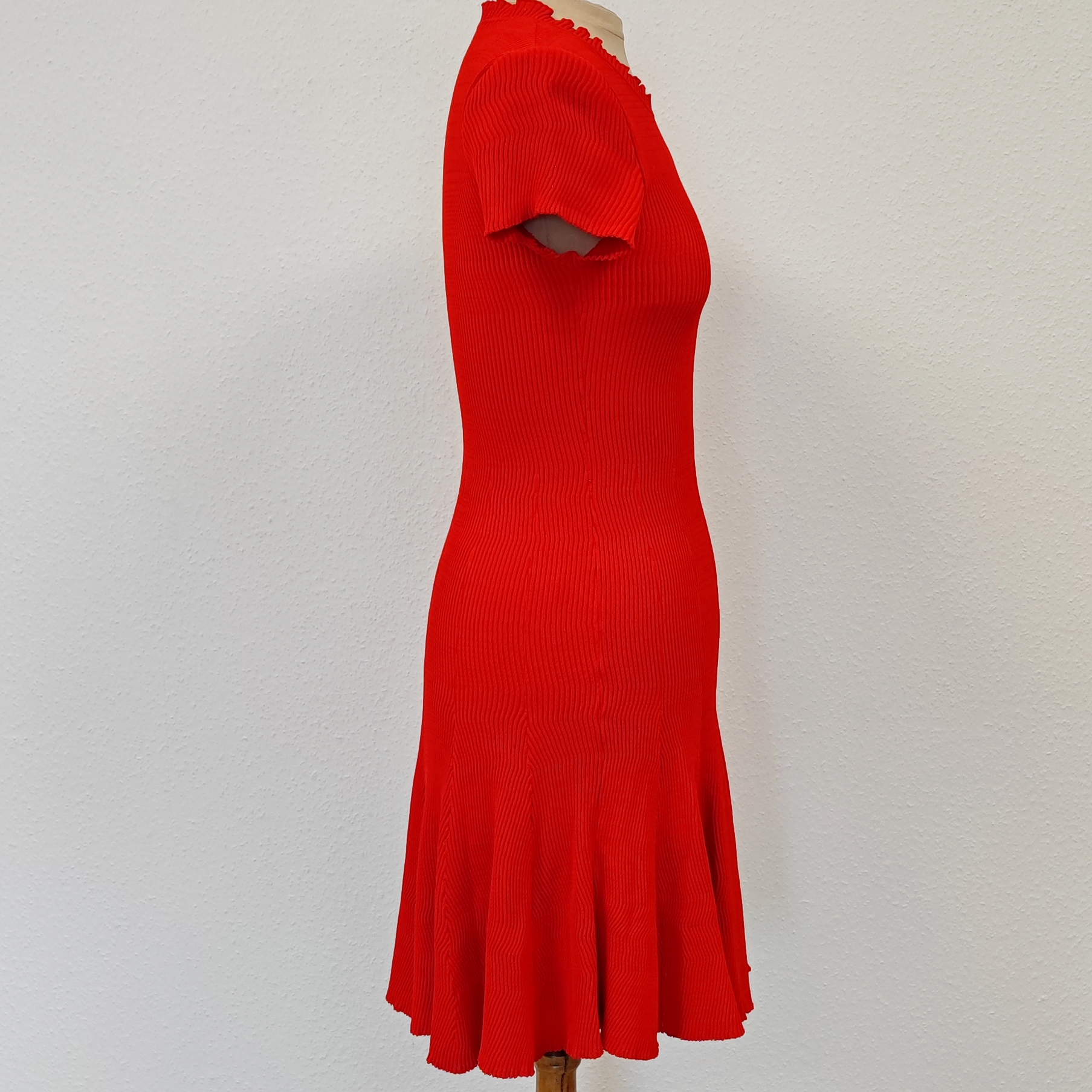 Voir photo 3 de LOUIS VUITTON - Magnifique Robe ajustée rouge en maille - 36/38 - Femme LOUIS VUITTON - Magnifique Robe ajustée rouge en maille - 36/38 - Femme Très bon état - Vue 3 -