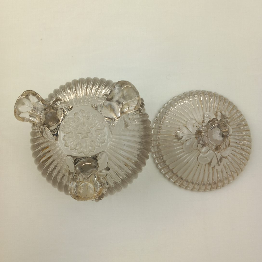 Voir photo 6 de Sucrier Bonbonnière Sphérique en Verre Strié sur tripode Style Portieux Sucrier Bonbonnière Sphérique en Verre Strié sur tripode Style Portieux État correct - Vue 6 -