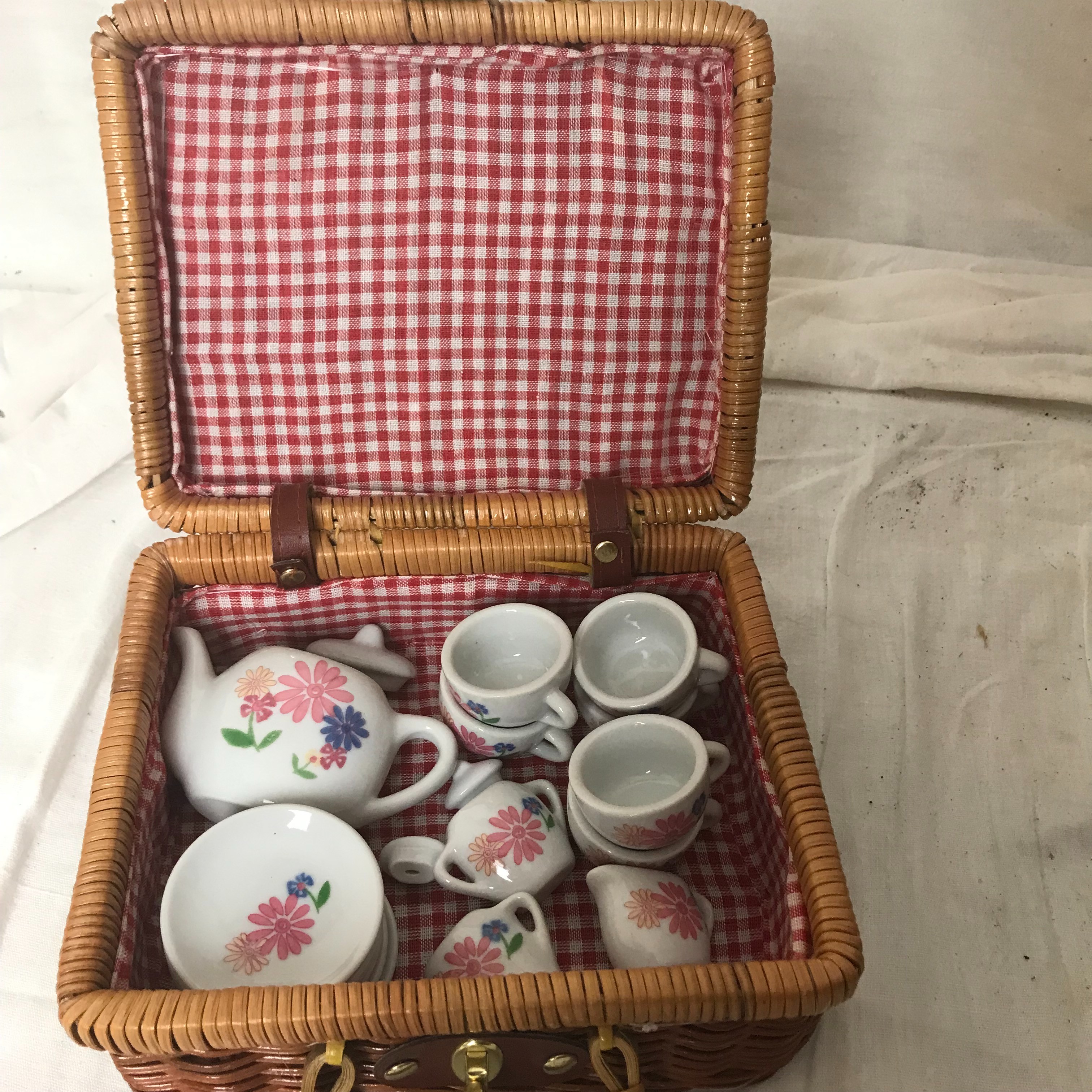 Voir photo 8 de Dinette pour enfants dans un panier en osier Dinette pour enfants dans un panier en osier Très bon état - Vue 8 -