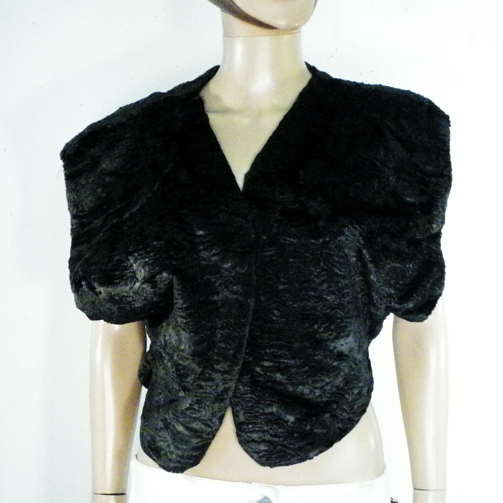 Boléro Femme Noir Taille Estimée L. Bon état -  reconditionné disponible sur Label Emmaüs