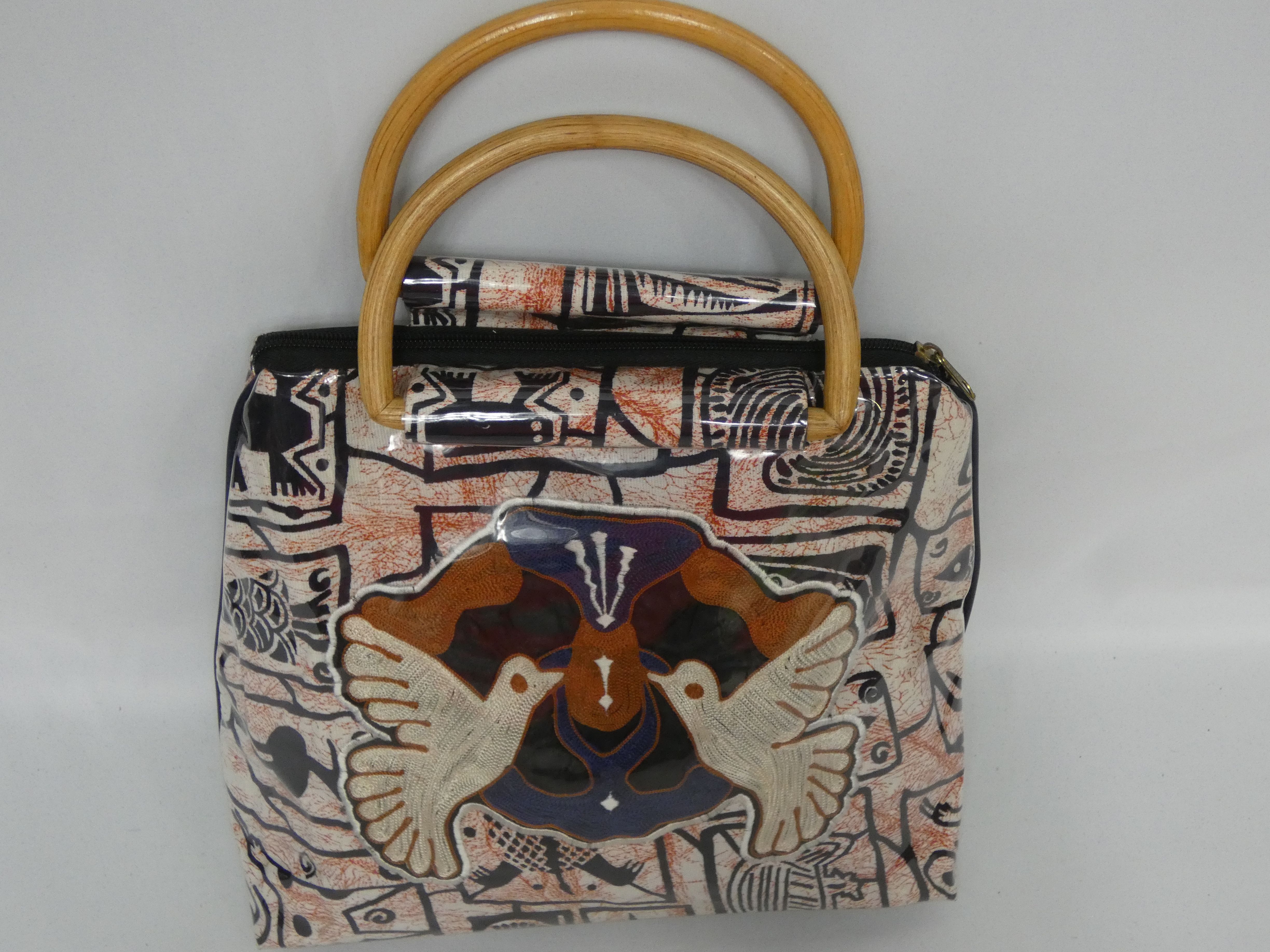 Sac à main en tissu recouvert de plastique transparent aux poignées en imitation bois - Photo 0
