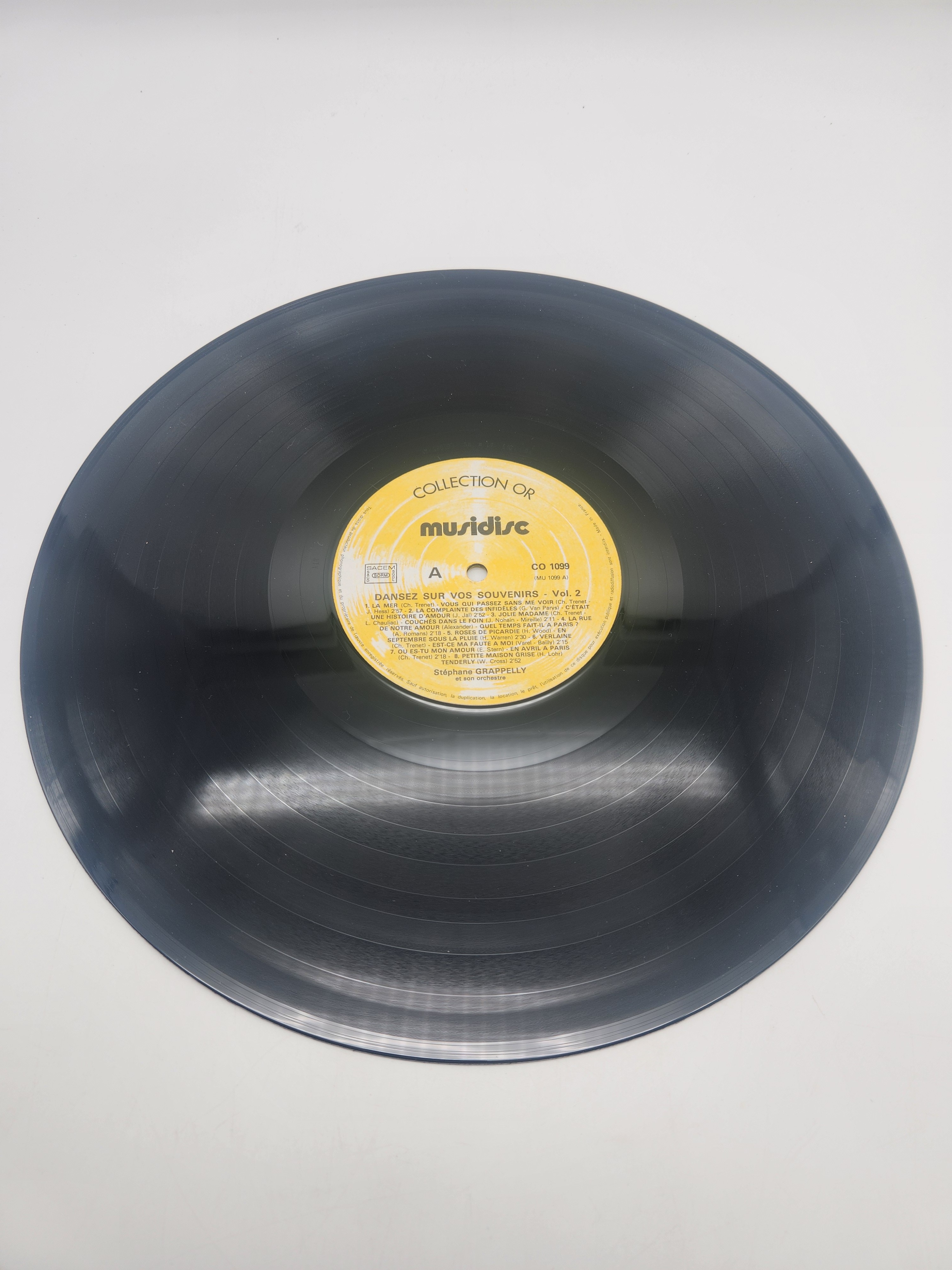 Voir photo 5 de Vinyle 33 Tours – "danser sur vos souvenirs" de Stéphane Grappelli et son orchestre Vinyle 33 Tours – "danser sur vos souvenirs" de Stéphane Grappelli et son orchestre Très bon état - Vue 5 -