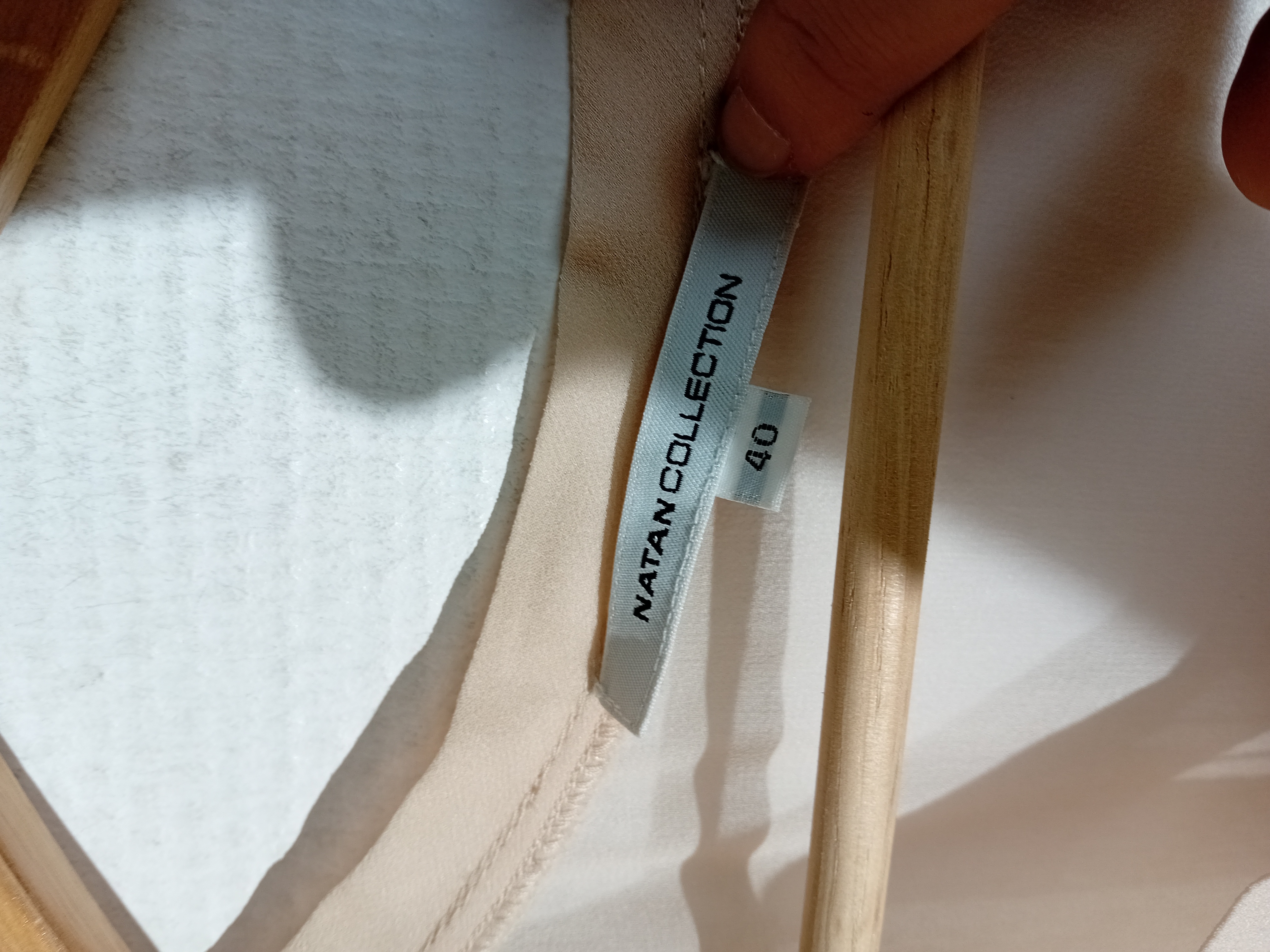 Voir photo 3 de Robe Beige Plissée Natan Collection L 40 (V3349) Robe Beige Plissée Natan Collection L 40 (V3349) Très bon état - Vue 3 -