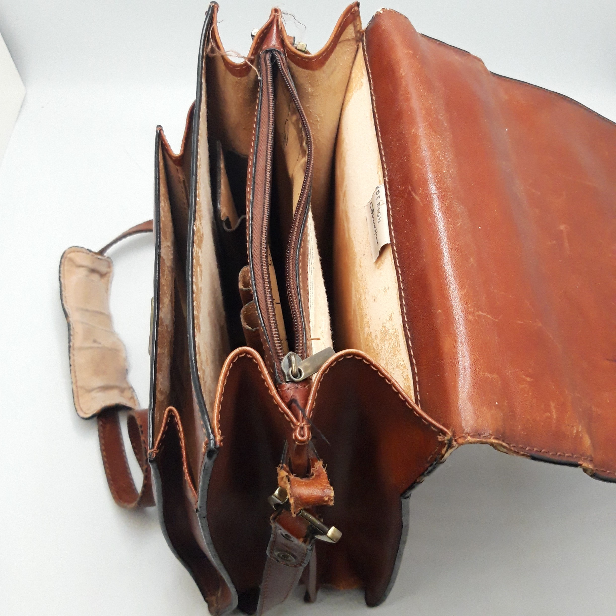 Voir photo 4 de Sac à bandoulière en cuir véritable de la marque 'Gérard Henon' vintage Sac à bandoulière en cuir véritable de la marque 'Gérard Henon' vintage - Vue 4 -