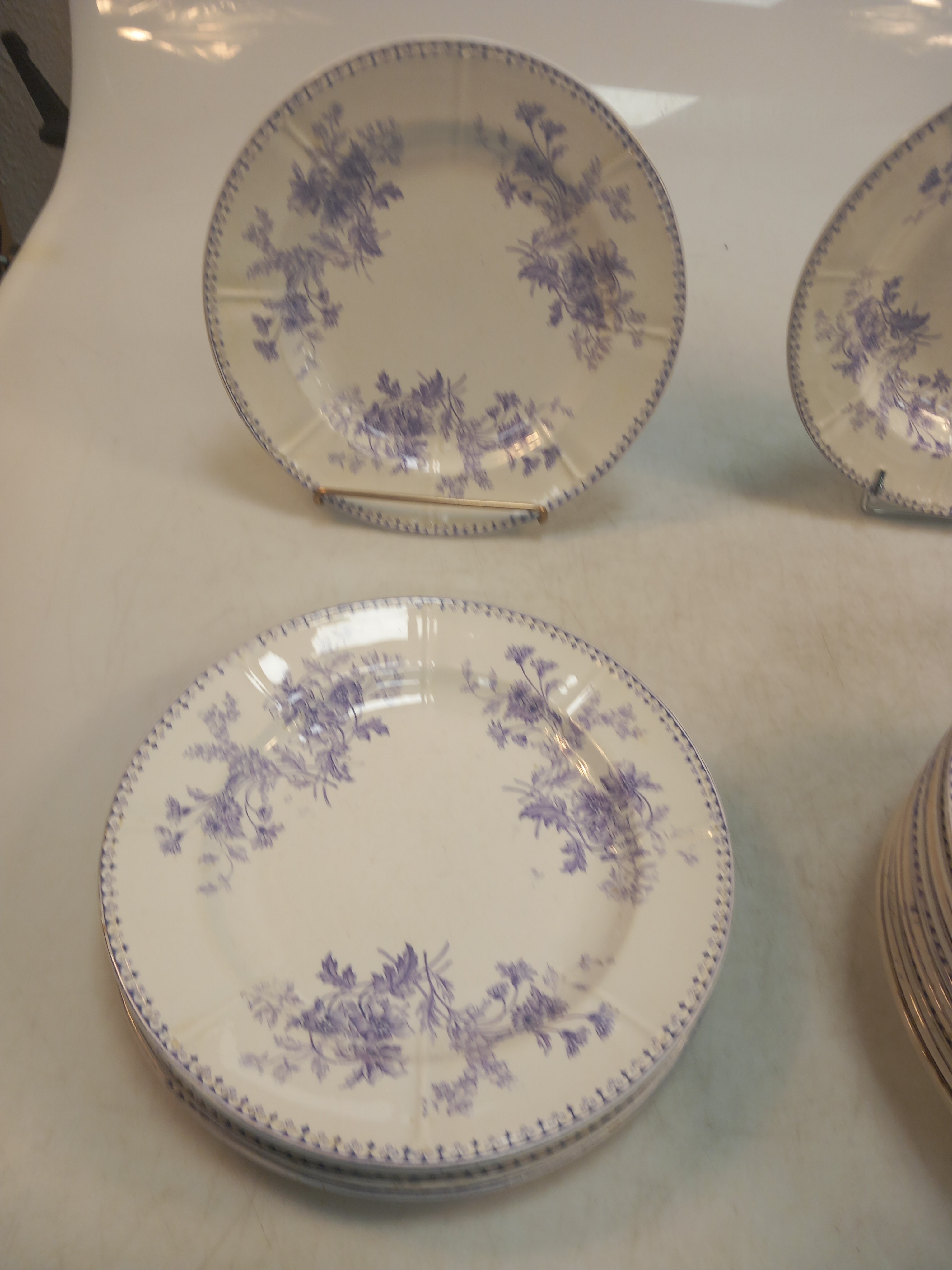 Lot de 22 assiettes en terre de fer, motif floral 