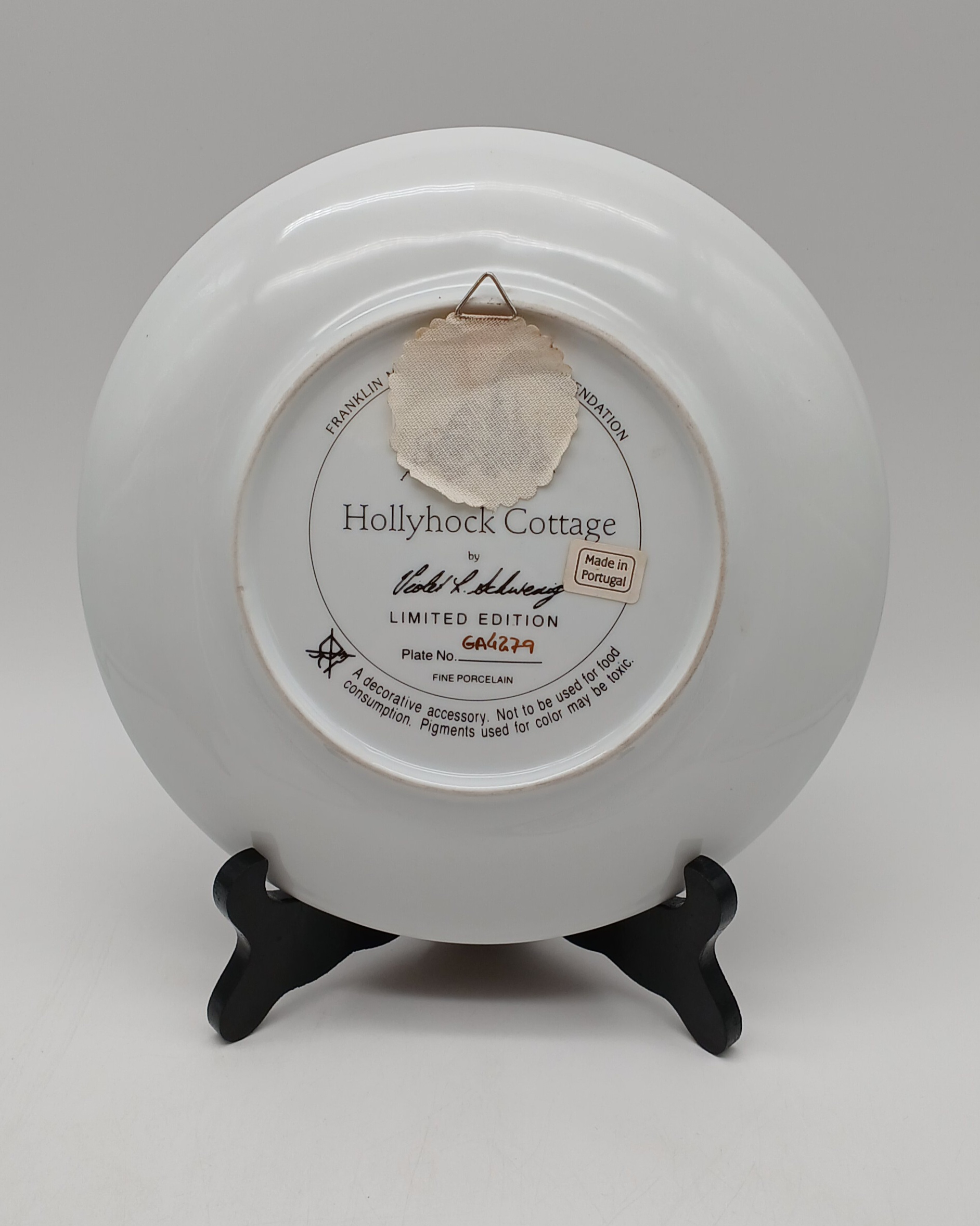 Assiette décorative en porcelaine fine Franklin Mint "Hollyhock Cottage" par Violet L. Schwenig, Edition limitée, années 1970-1990 Très bon état - Vue 3 - 