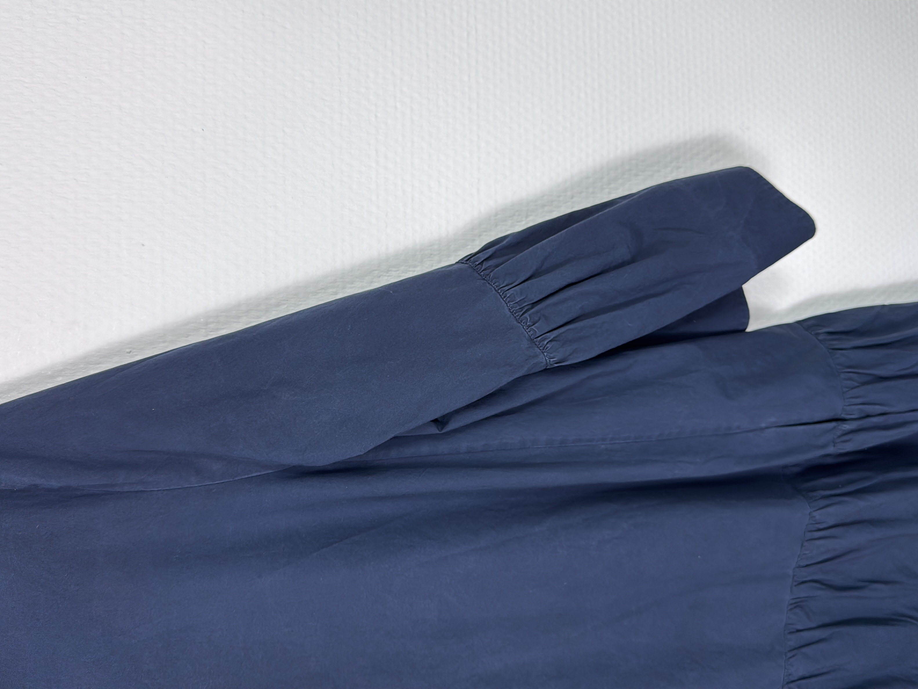 Robe trapèze Cos bleu marine volants manches longues M 💙 Très bon état - Vue 3 - 