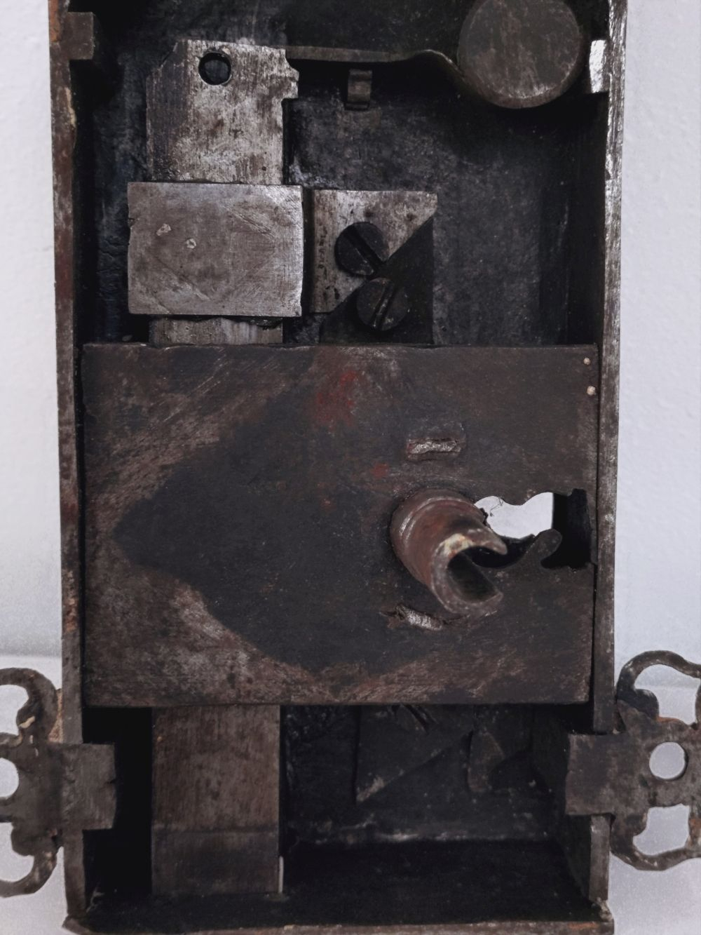 Ancienne serrure de porte d'entrée en fer forgé 18ème - Photo 4