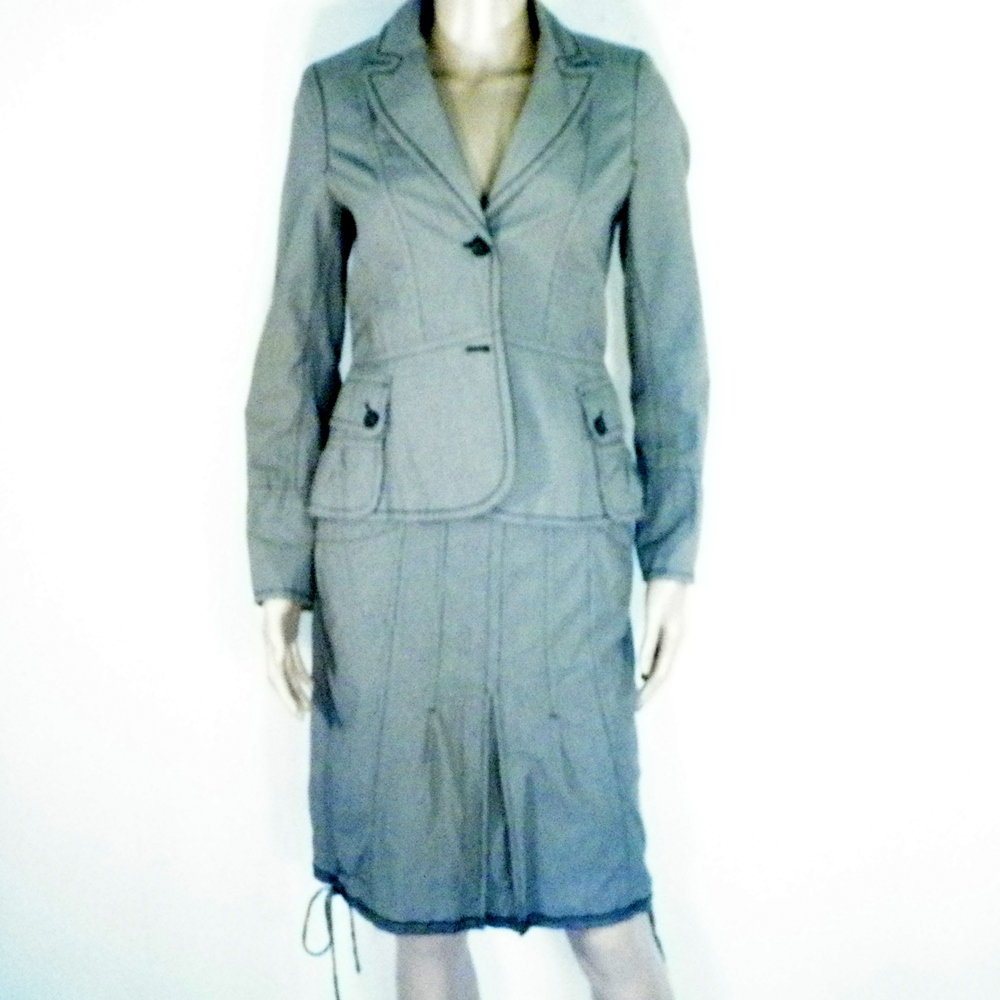 Ensemble Femme Taupe SANDWICH T 34. Bon état -  reconditionné disponible sur Label Emmaüs