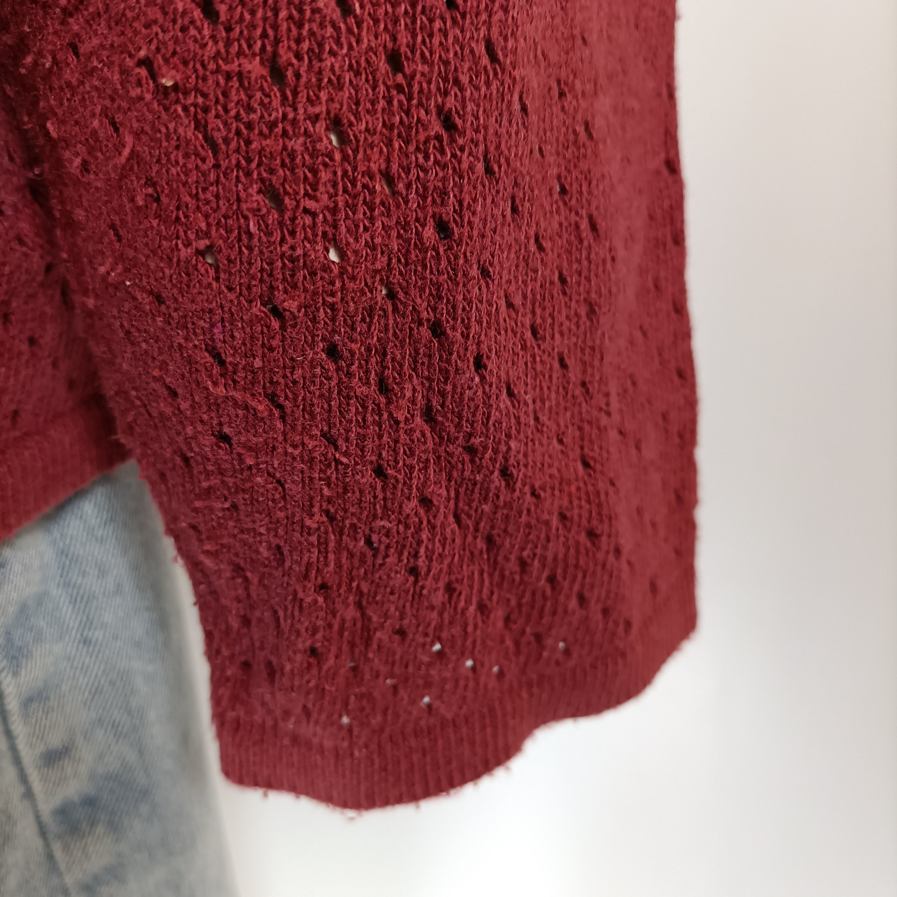 Pull ajouré bordeaux Versace Jeans Couture en coton, coupe ample et col V tendance Comme neuf - Vue 4 - 