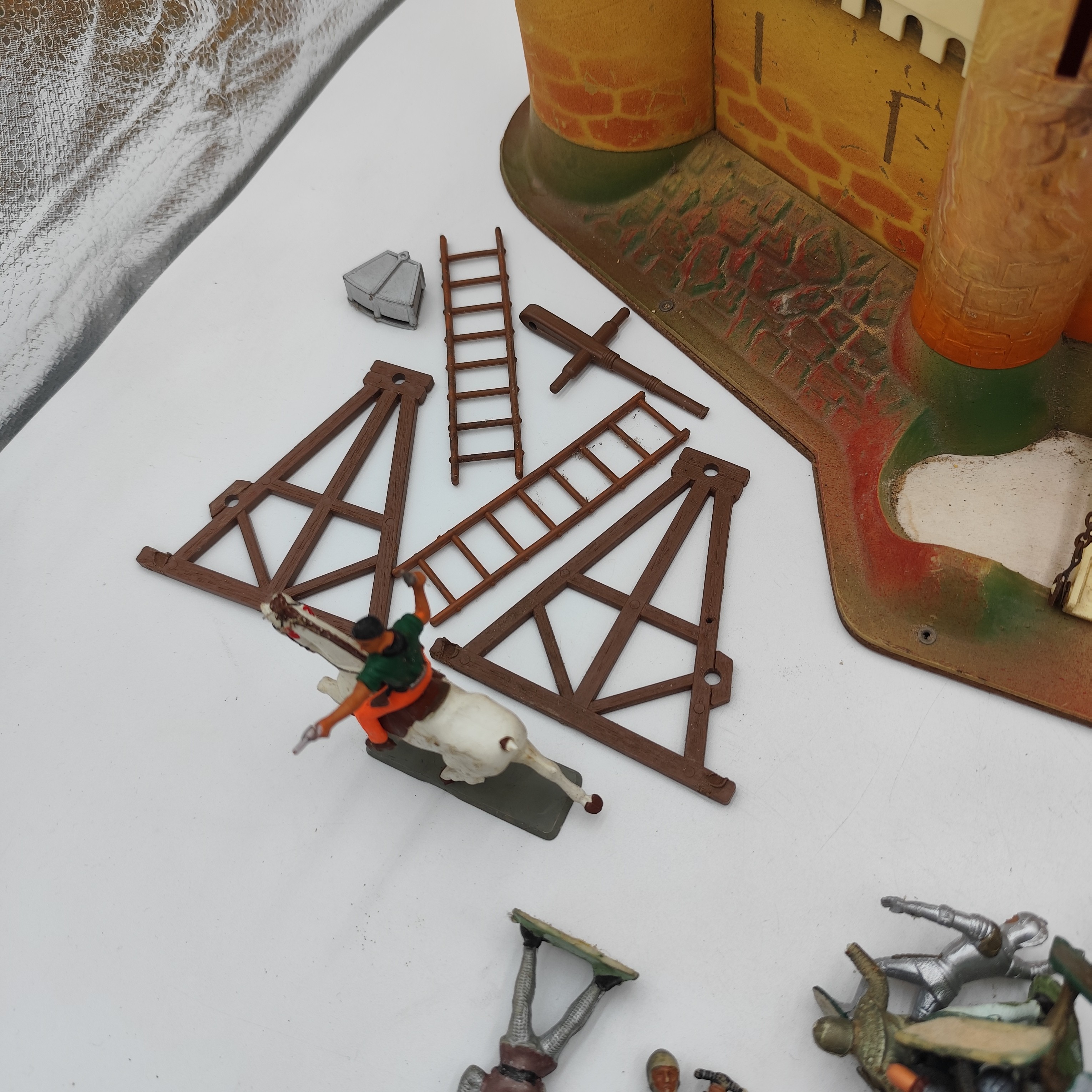 Château fort + personnages & accessoires - Starlux État correct - Vue 4 - 