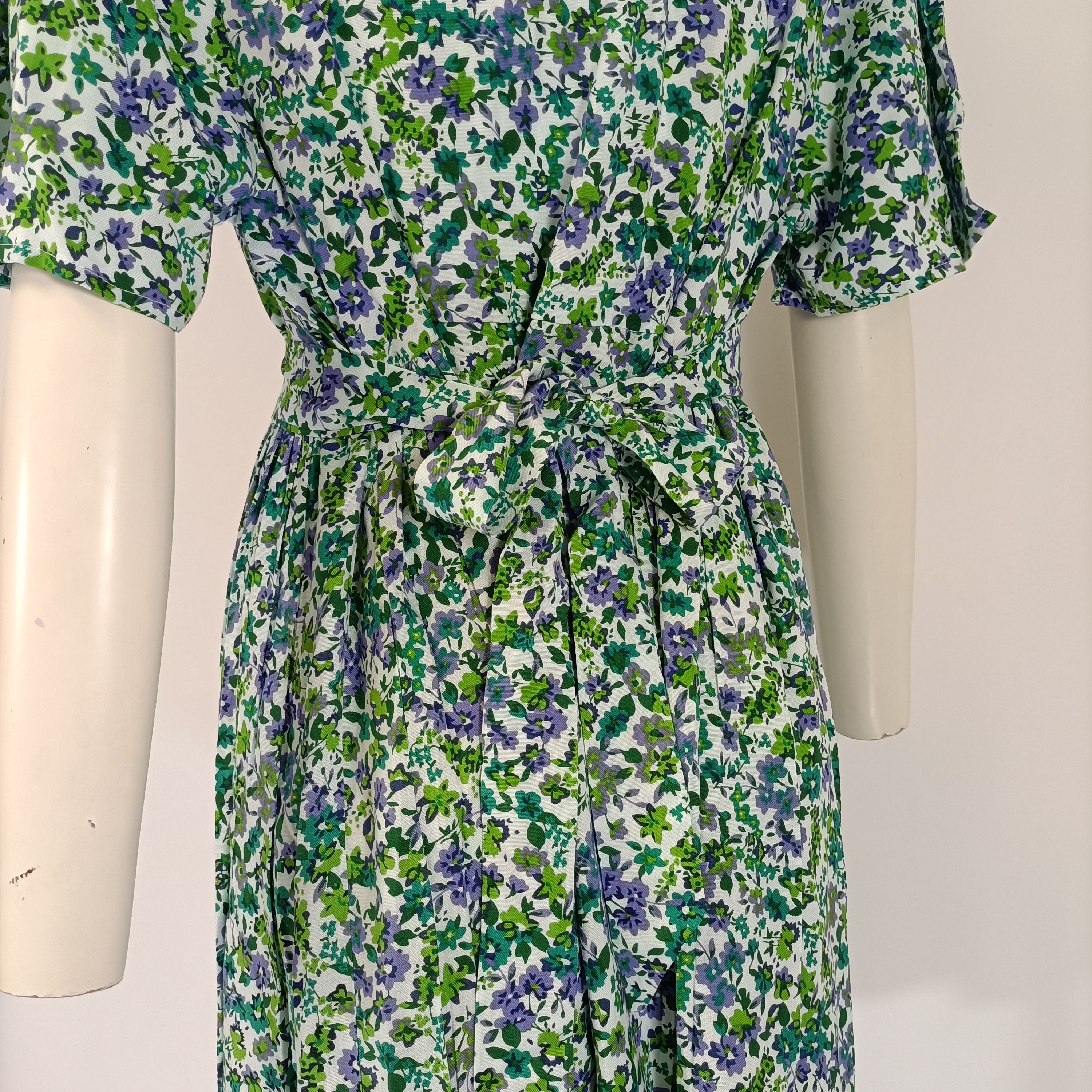 Robe fleurie verte bleu boutonnée manches courtes taille ajustée Comme neuf - Vue 20 - 