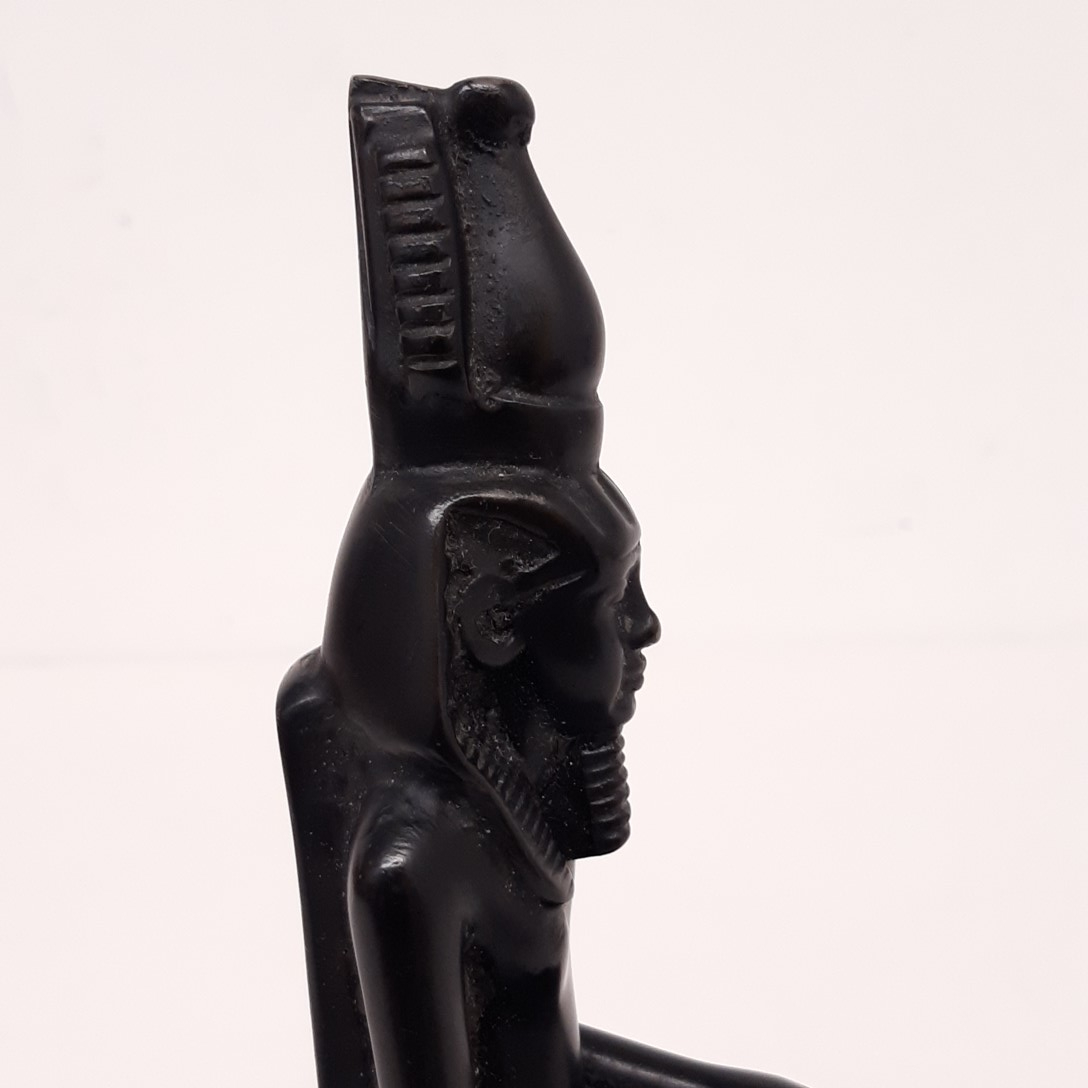 Statuette déesse égyptienne assise en bois - Photo 1