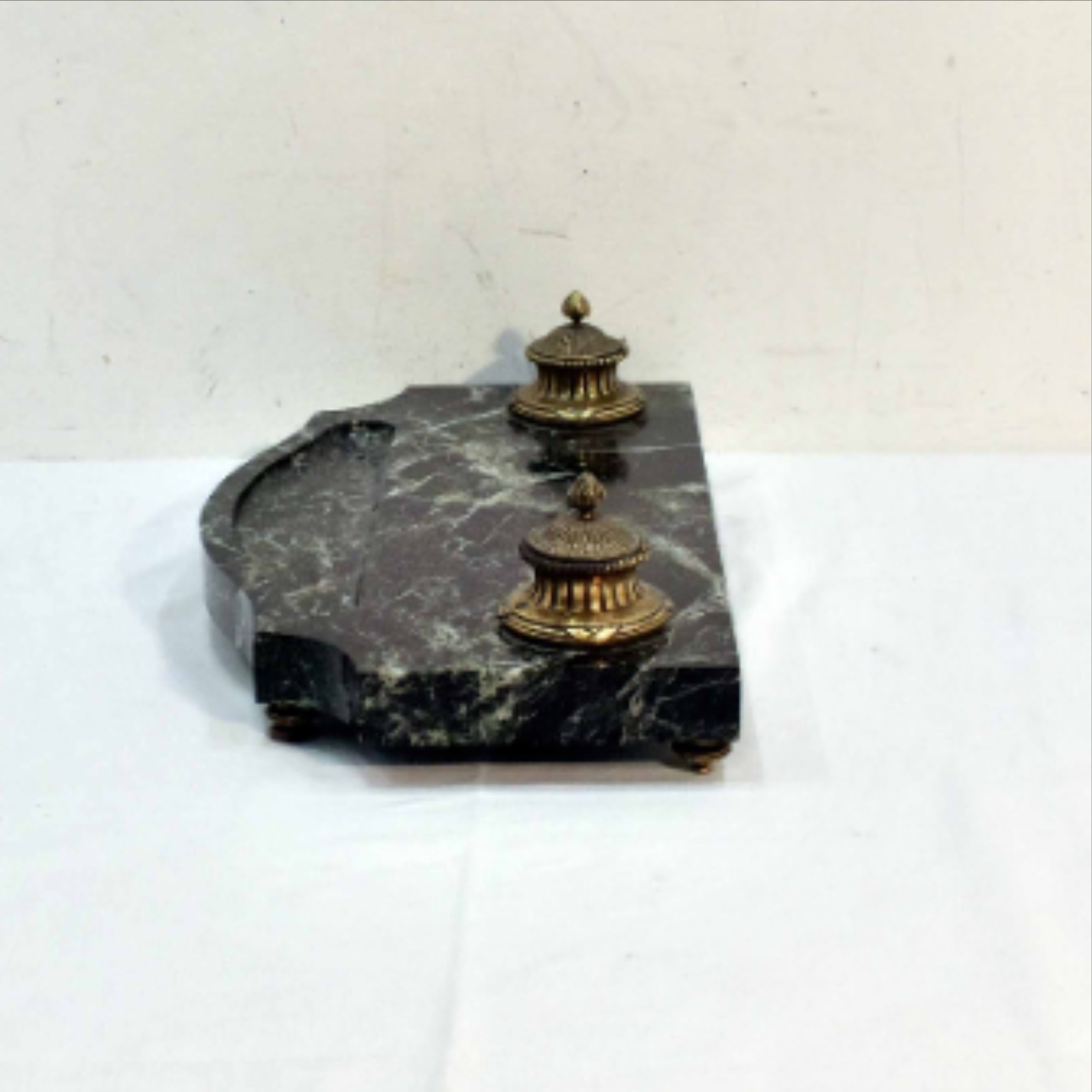Remplacement d’un disque dur 2,5" et d’un support pour une station de travail Precision Remplacement d’un disque dur 2,5" et d’un support pour une station de travail Precision