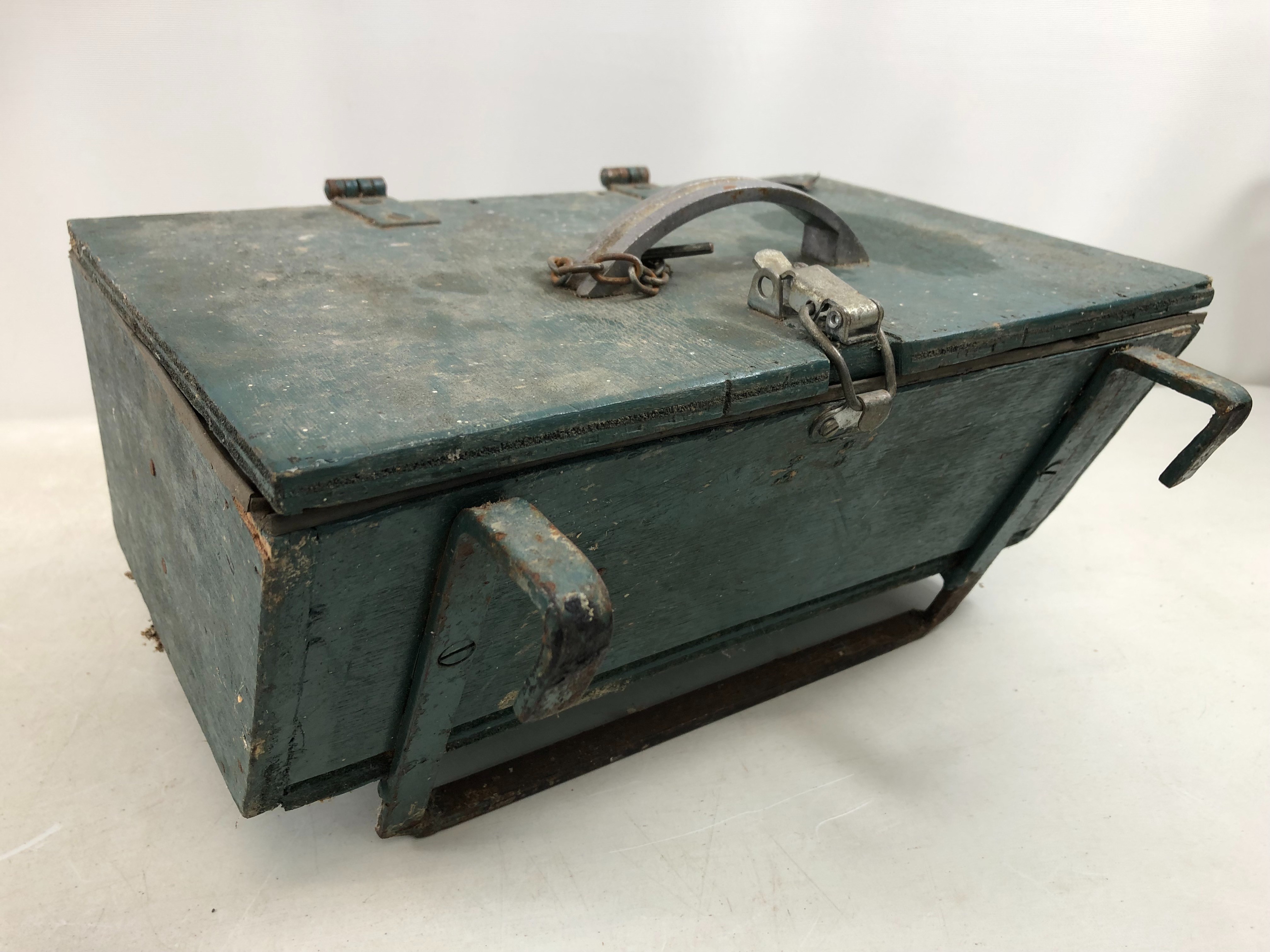 Boite à pêche ancienne pour vélo - Photo 4