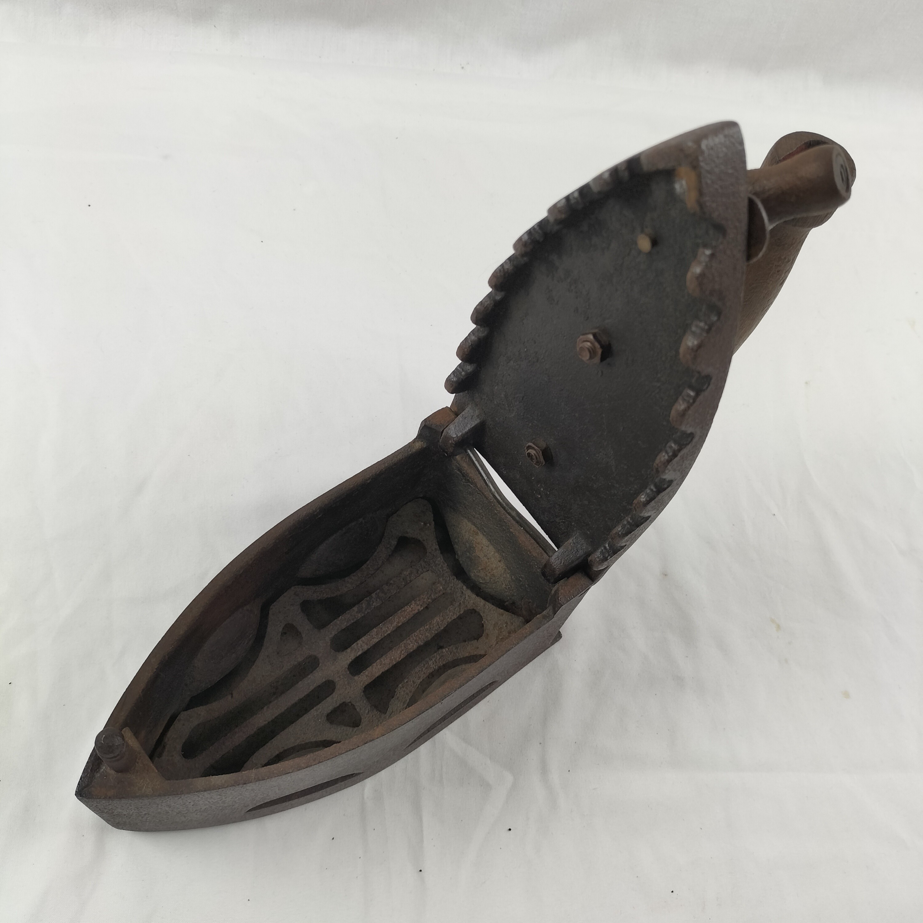 Ancien fer à repasser à braise en fonte - Bon état - Photo 8