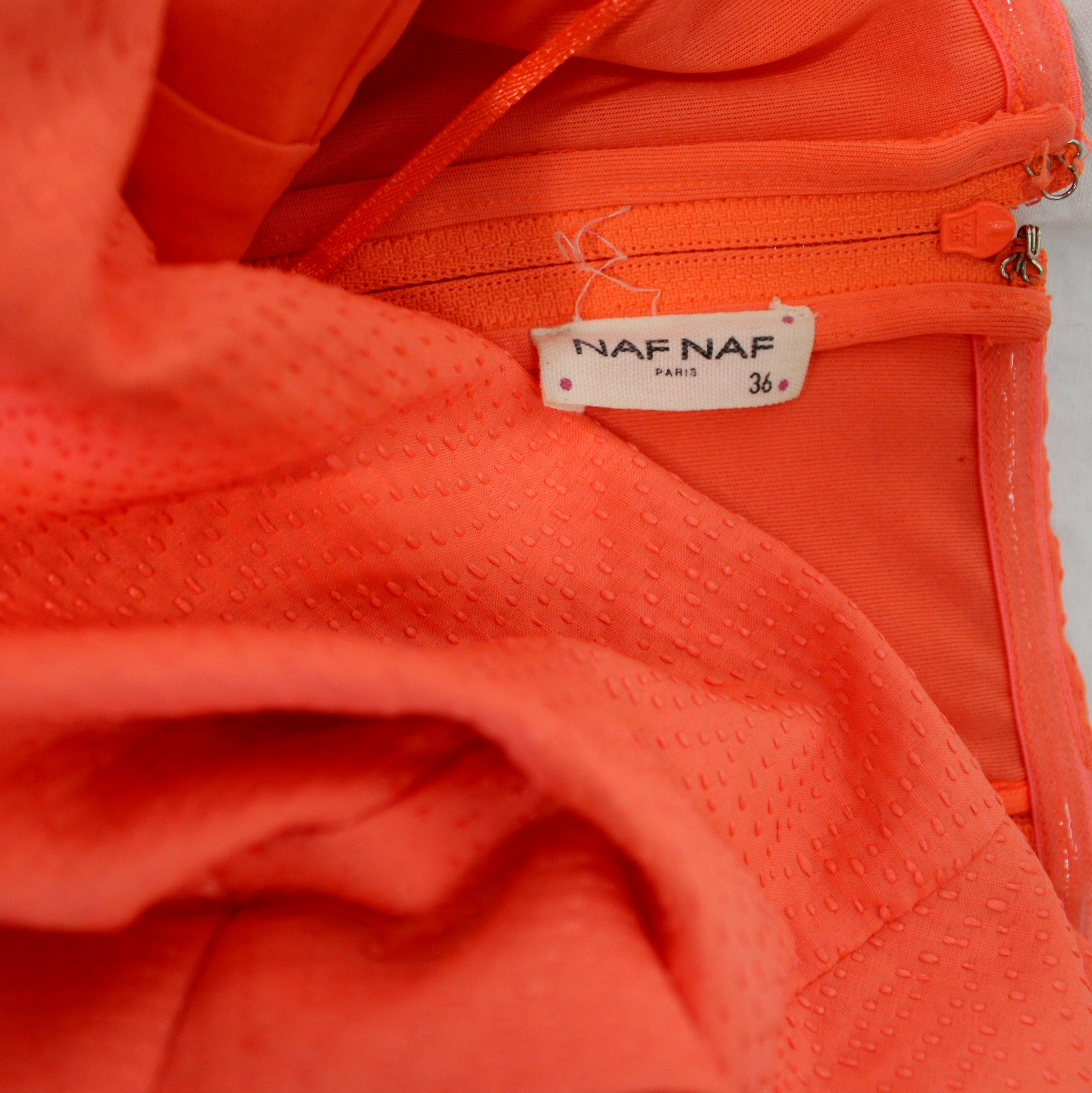 Voir photo 5 de Robe Bustier Orange Fluo NAF NAF Taille 36 Robe Bustier Orange Fluo NAF NAF Taille 36 Bon état - Vue 5 -