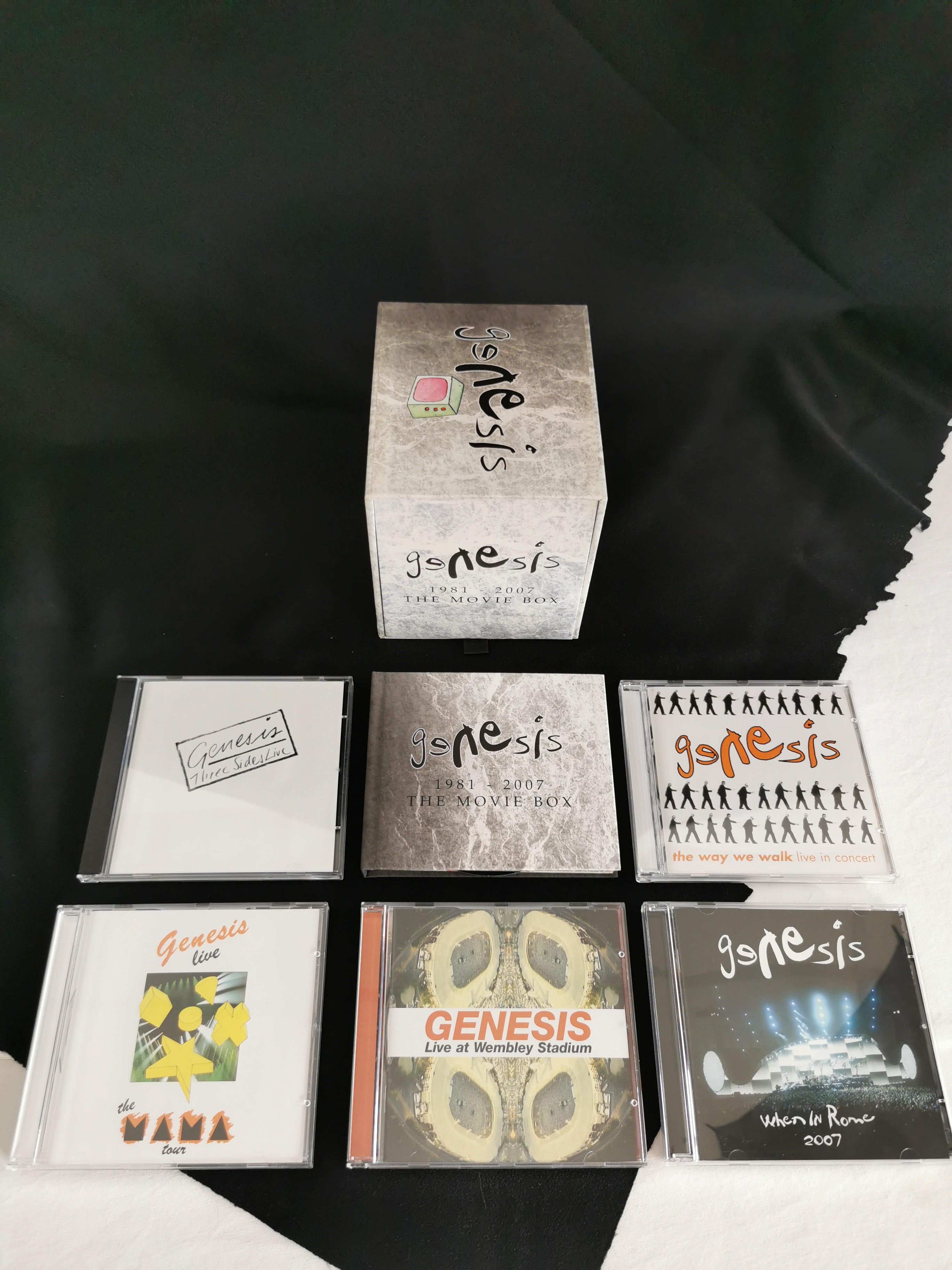 Voir photo 3 de Coffret Collector GENESIS The Movie Box 1981-2007 + DVD When In Rome # Coffret Collector GENESIS The Movie Box 1981-2007 + DVD When In Rome # Très bon état - Vue 3 -