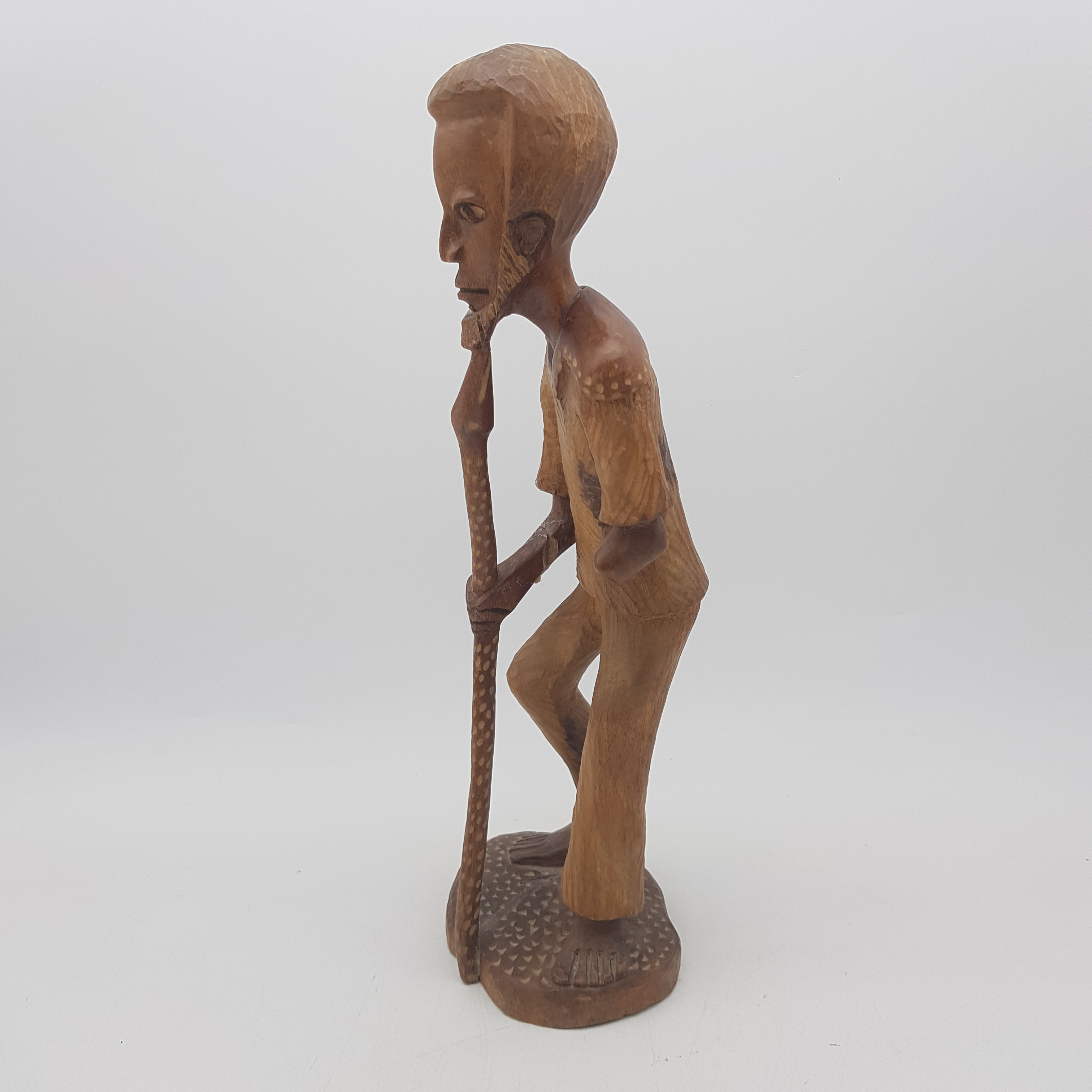 Statue en bois tallé d'un homme amputé d'un bras - Photo 2