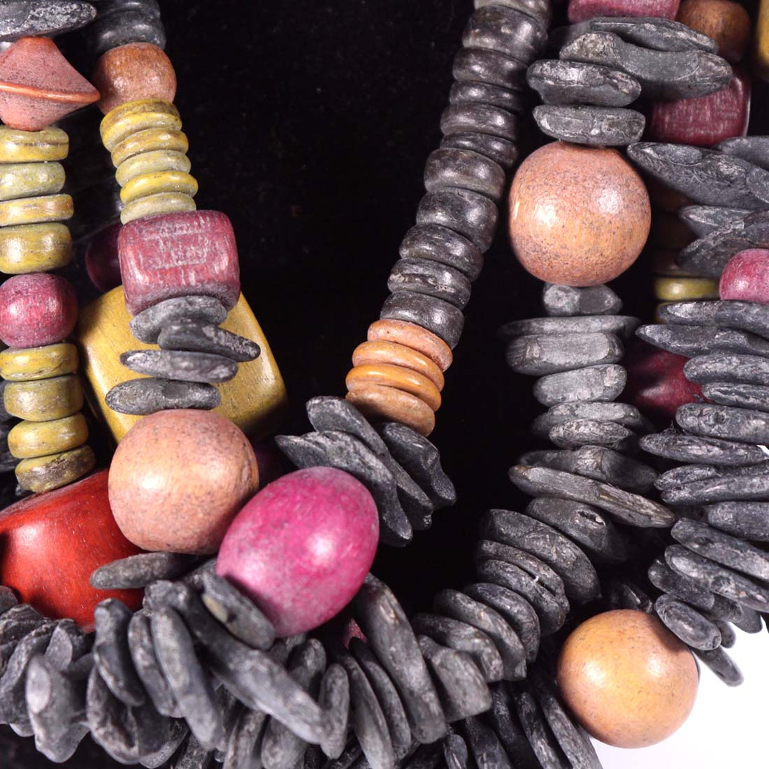 Collier multirang bois et os teints Bon état - Vue 2 - 