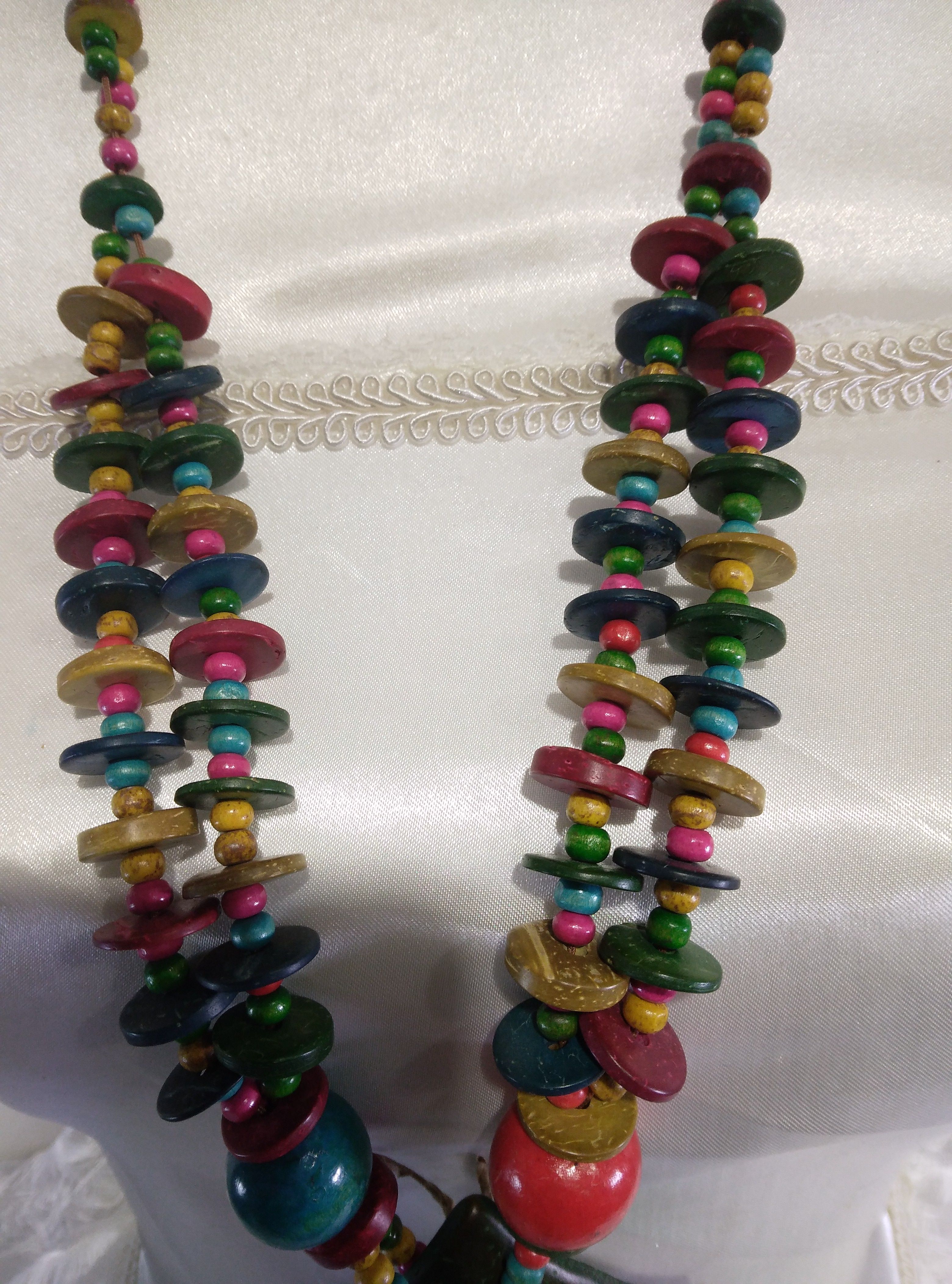 Colliers de perles en bois multicolores Très bon état - Vue 6 - 