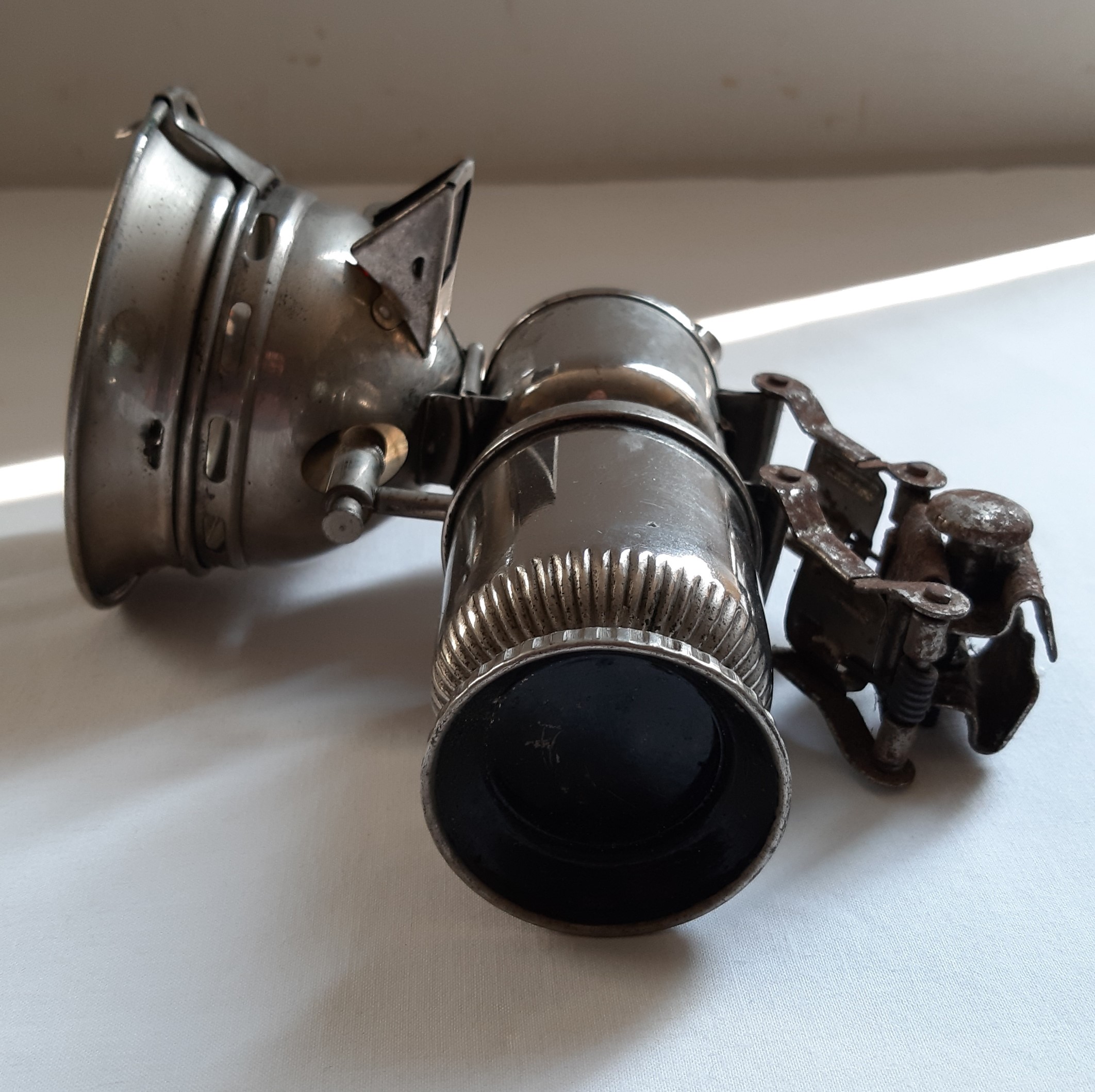 Ancienne lampe de vélo CICCA, à carbure en métal, début du XIXe siècle Bon état - Vue 5 - 