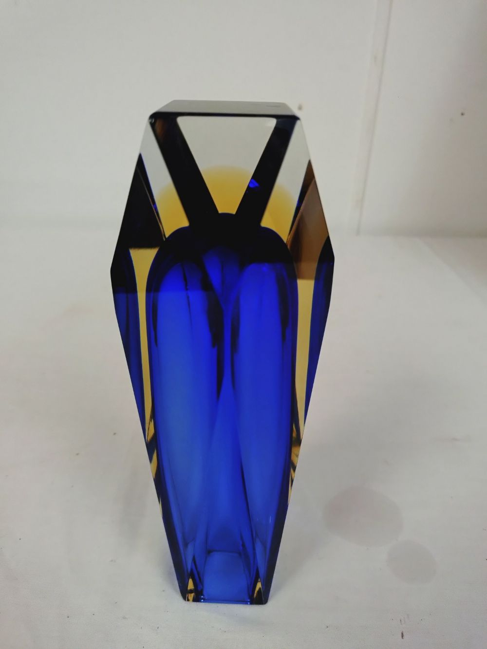 Vase en verre Murano sommerso facetté bleu Klein et ambre-1970, fait main. - Photo 5