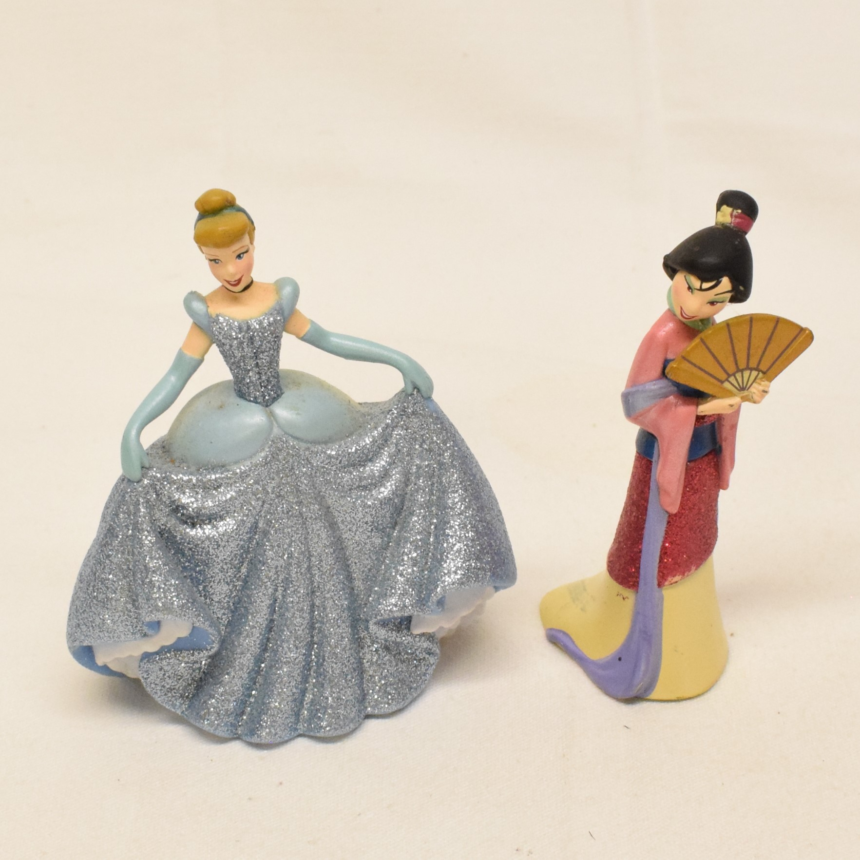 Lot de six figurines 9,5 cm princesses Disney en robes à paillettes État correct - Vue 4 - 