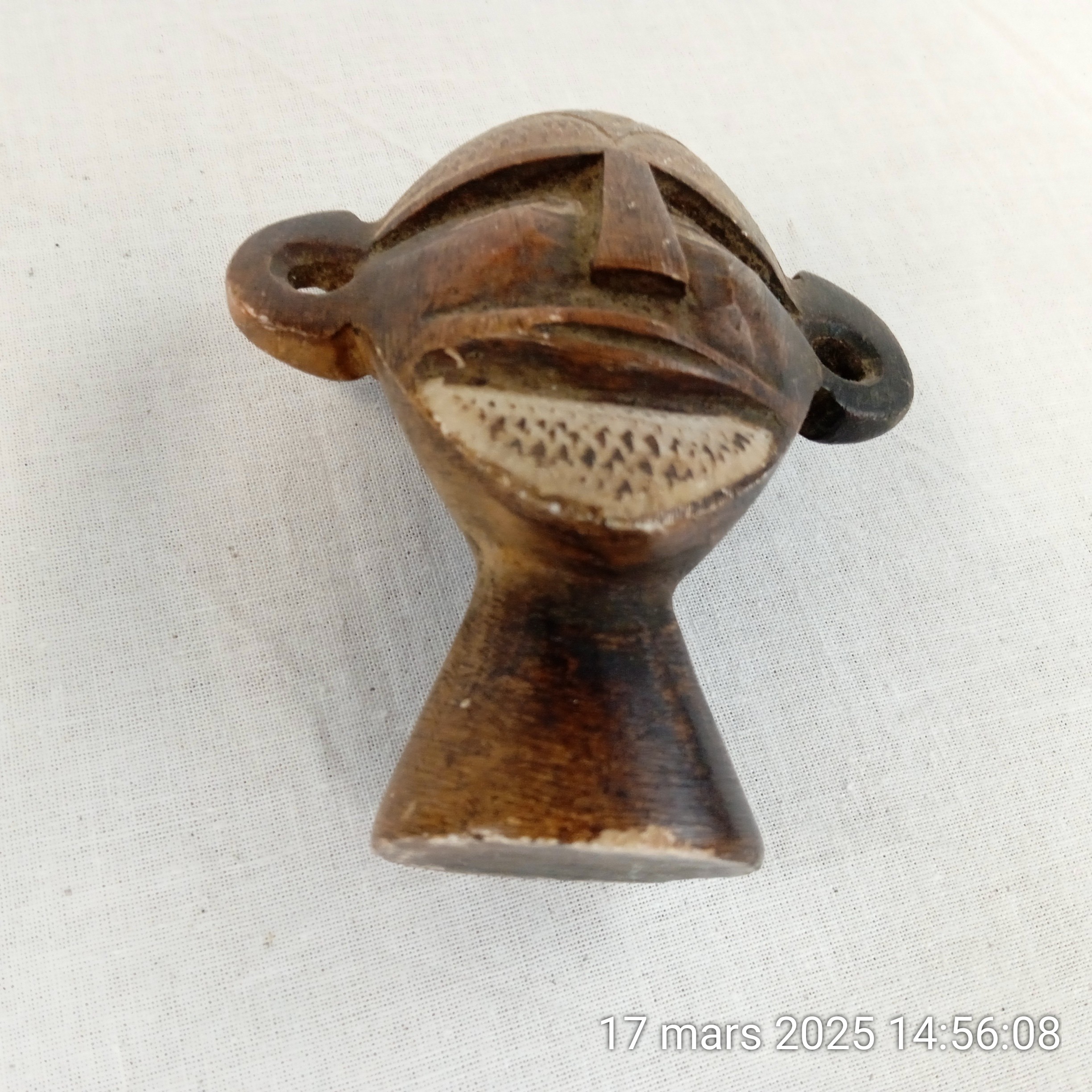 Voir photo 2 de Tête Sculptée en Pierre Mbigou - Art Tribal Gabonais - 9.5 cm Tête Sculptée en Pierre Mbigou - Art Tribal Gabonais - 9.5 cm Bon état - Vue 2 -
