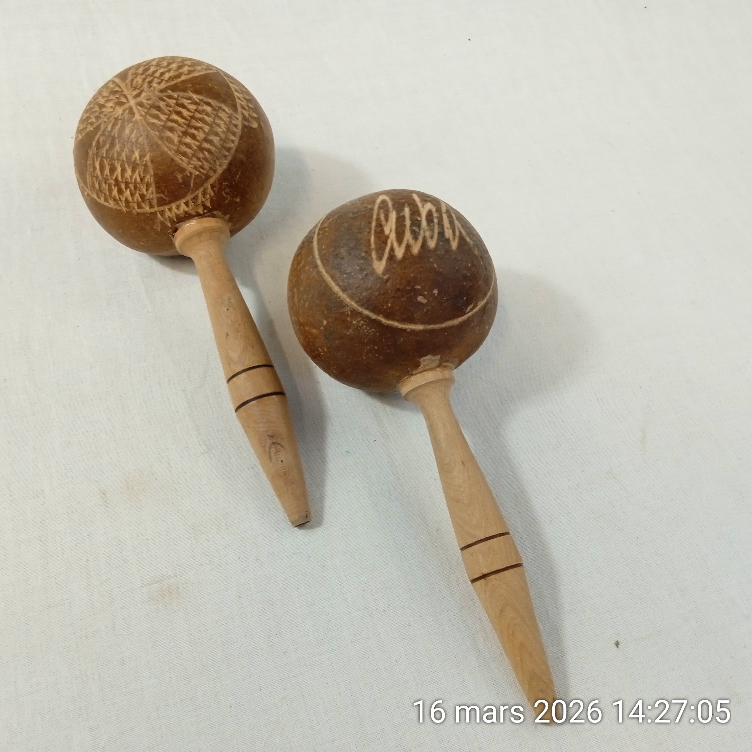 Voir photo 3 de Paire de maracas en bois artisanat CUBA Paire de maracas en bois artisanat CUBA Bon état - Vue 3 -