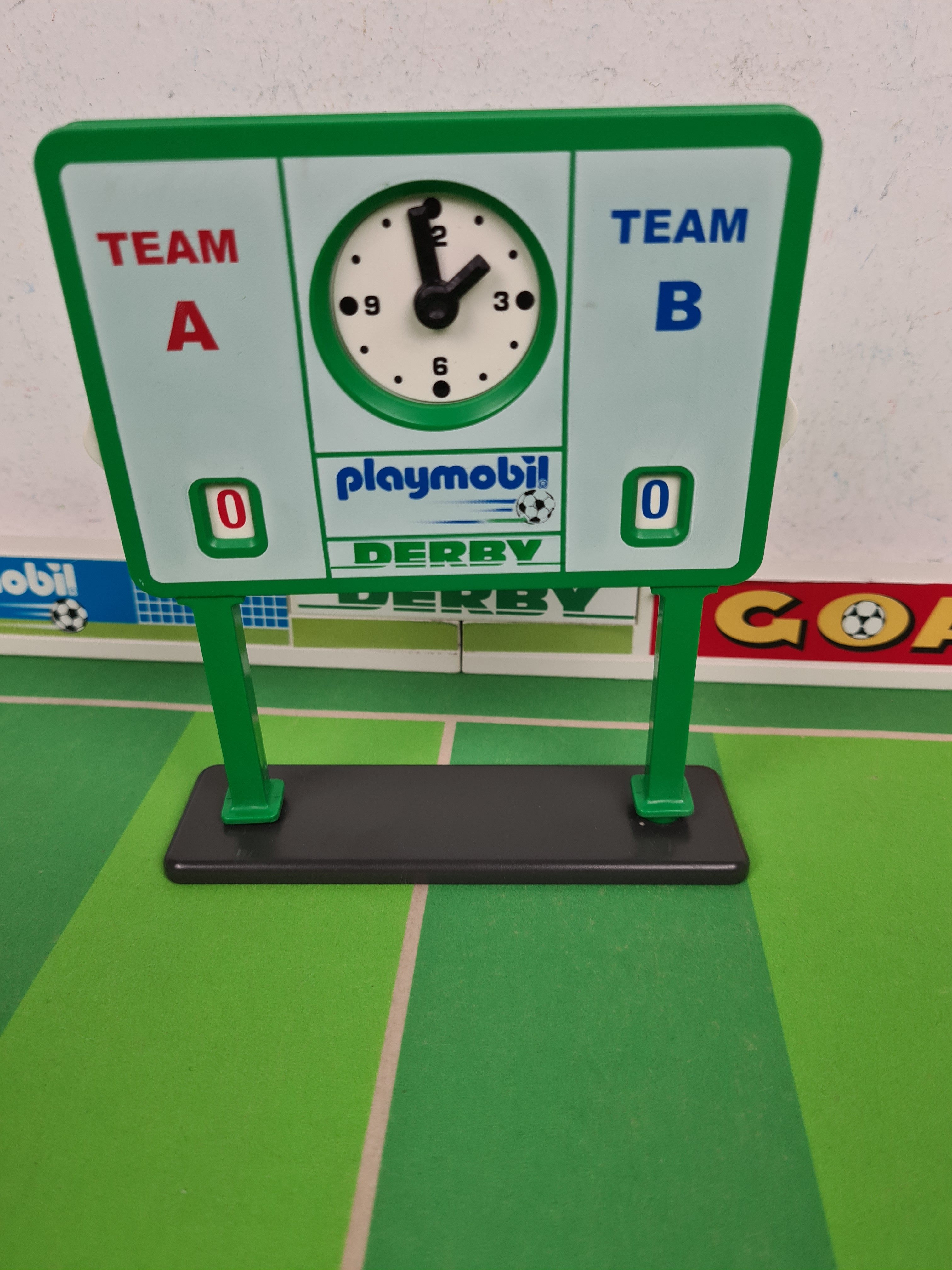 Voir photo 14 de Playmobil - 4700 Terrain de football avec joueurs - 5 ans + Playmobil - 4700 Terrain de football avec joueurs - 5 ans + État correct - Vue 14 -