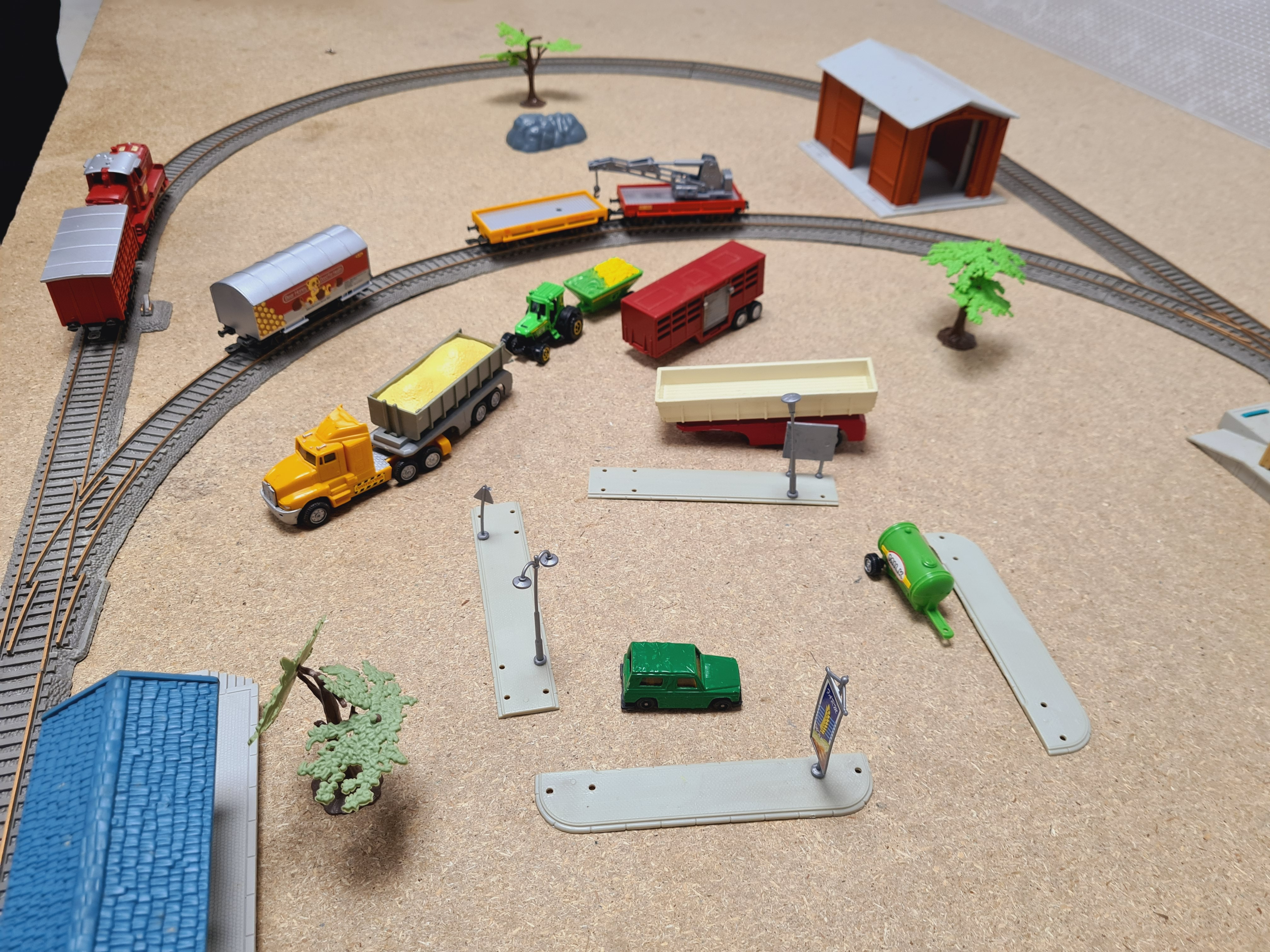 Voir photo 4 de Circuits - Train New Ray Ho - Fonctionne avec 1 pile 1,5 V AAA LR 03 - Avec des accessoires Circuits - Train New Ray Ho - Fonctionne avec 1 pile 1,5 V AAA LR 03 - Avec des accessoires - Vue 4 -