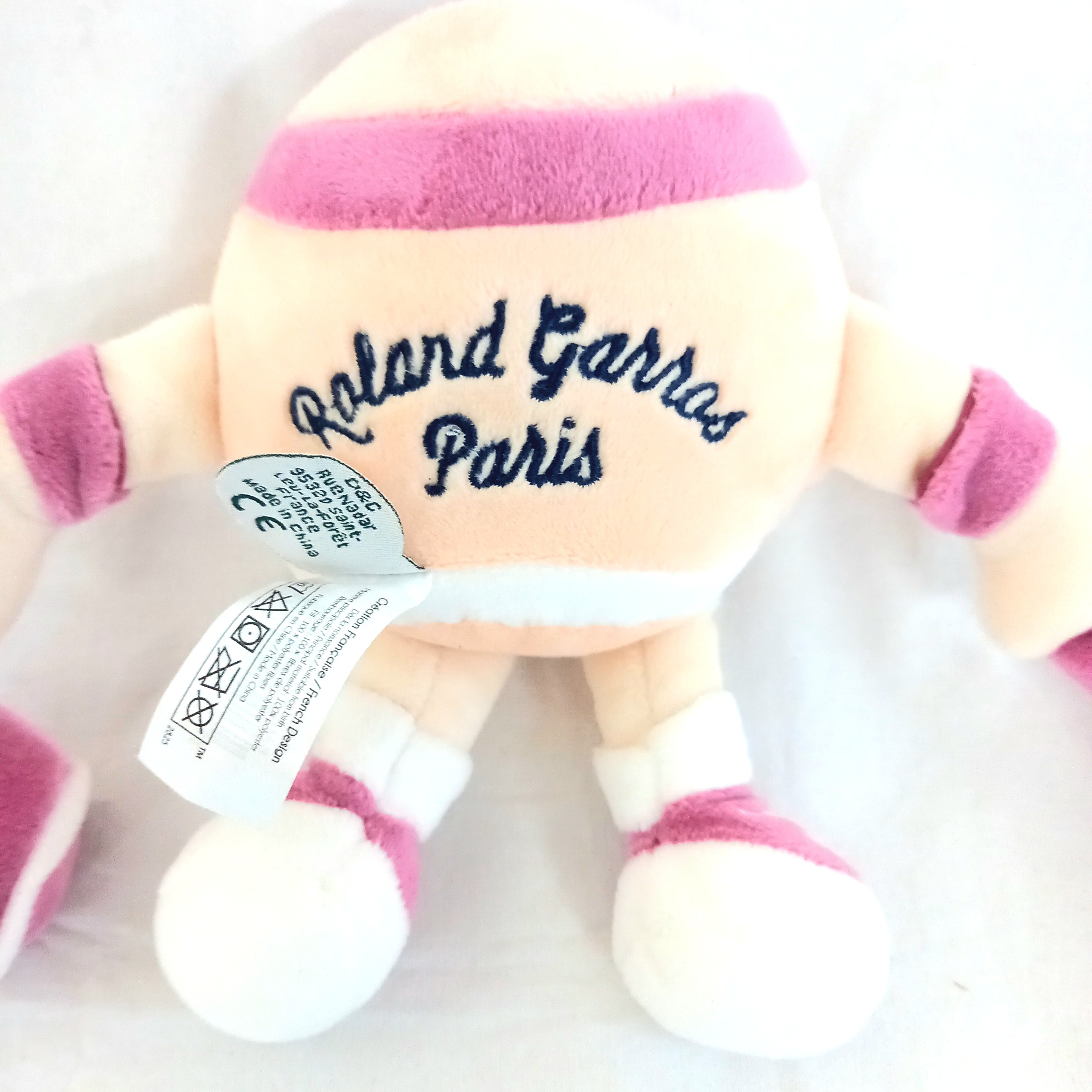 Voir photo 3 de Peluche officielle du tournoi Roland-Garros, prénommé "BallBoy" Peluche officielle du tournoi Roland-Garros, prénommé "BallBoy" Très bon état - Vue 3 -