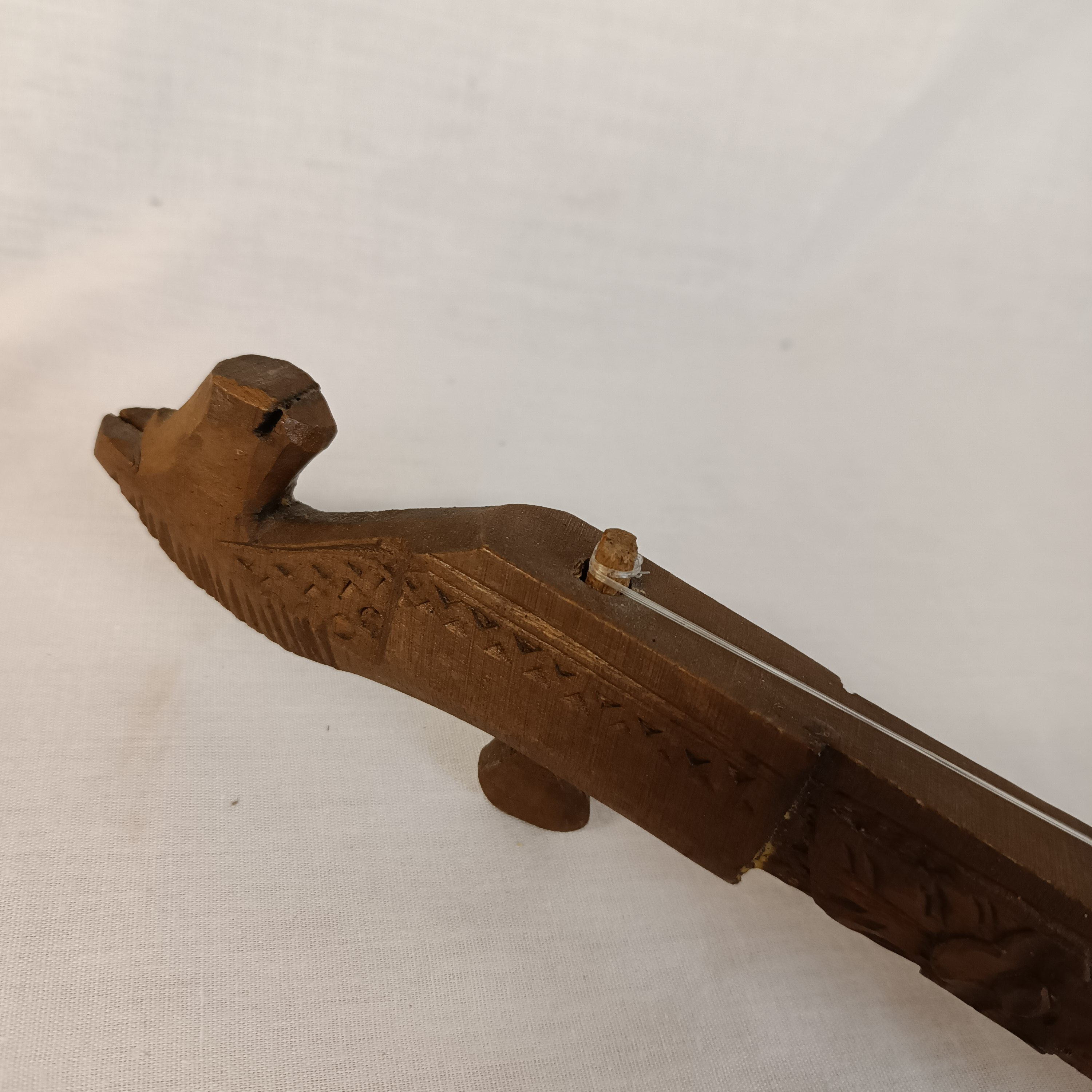 Instrument de musique vintage folklorique des Balkans, en bois sculpté, "GUSLE" fait main, pour décoration État correct - Vue 5 - 