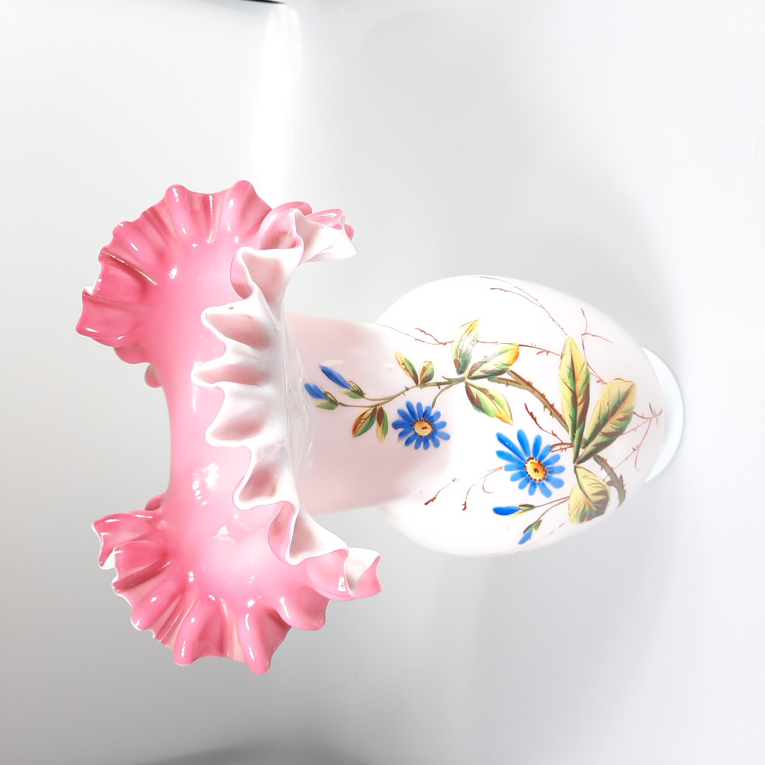 Acheter Vase collector vintage en opaline à col corolle festonnée Très bon état - 35,00 € Vase collector vintage en opaline à col corolle festonnée Très bon état - reconditionné disponible sur Label Emmaüs