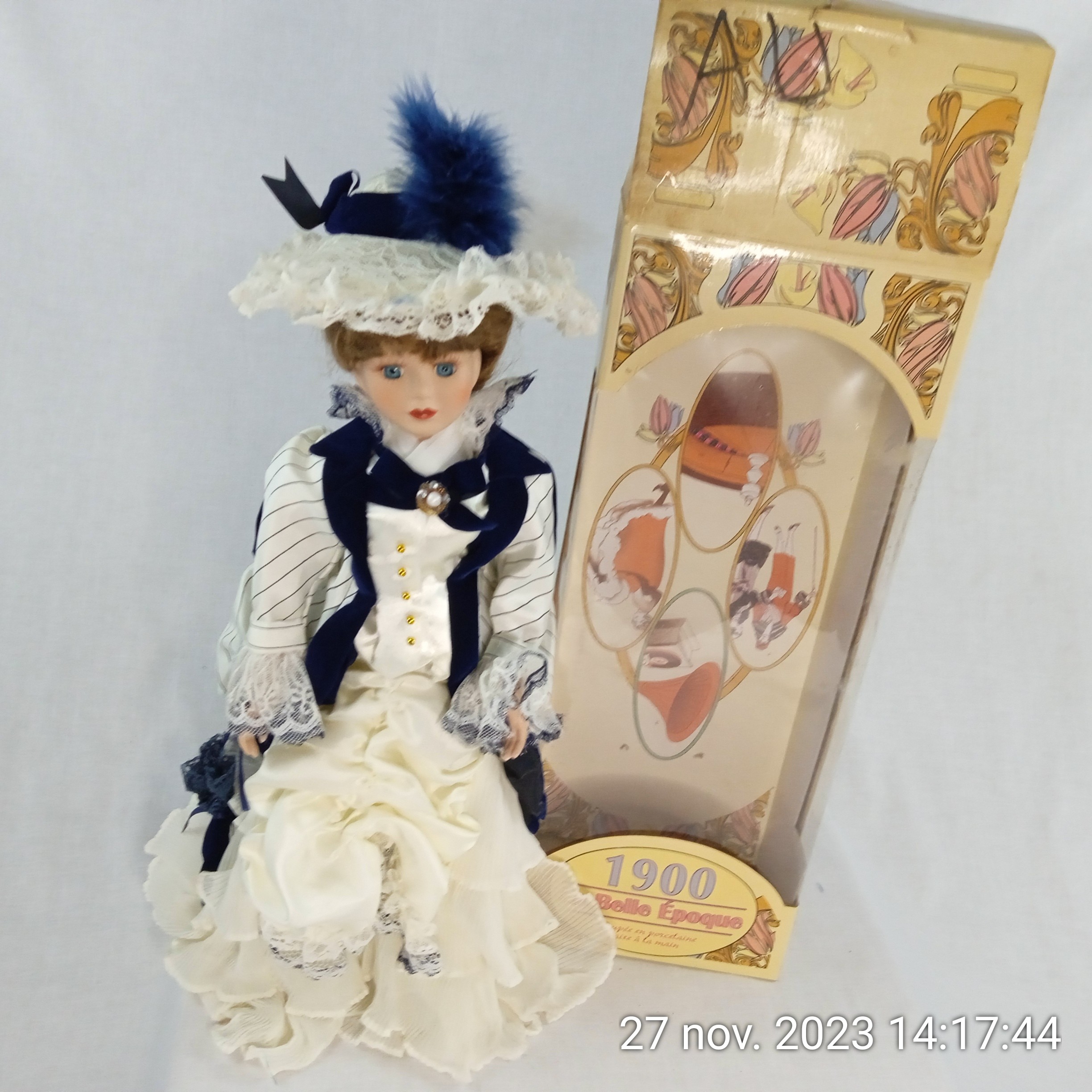 Ancienne Poupée de marque "La belle époque 1900" en porcelaine dans son coffret - Très bon état sur Label Emmaüs