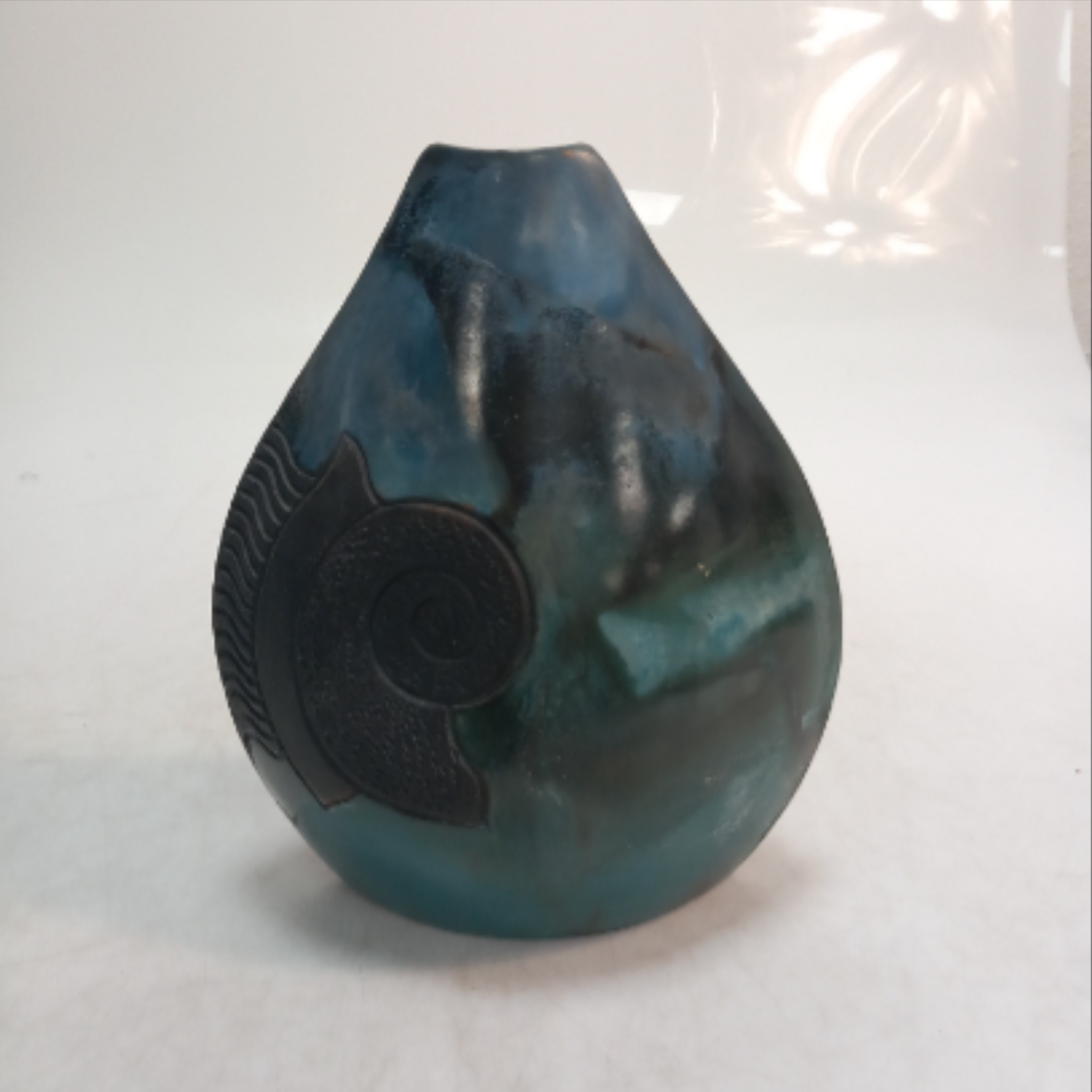 Un petit vase en céramique 