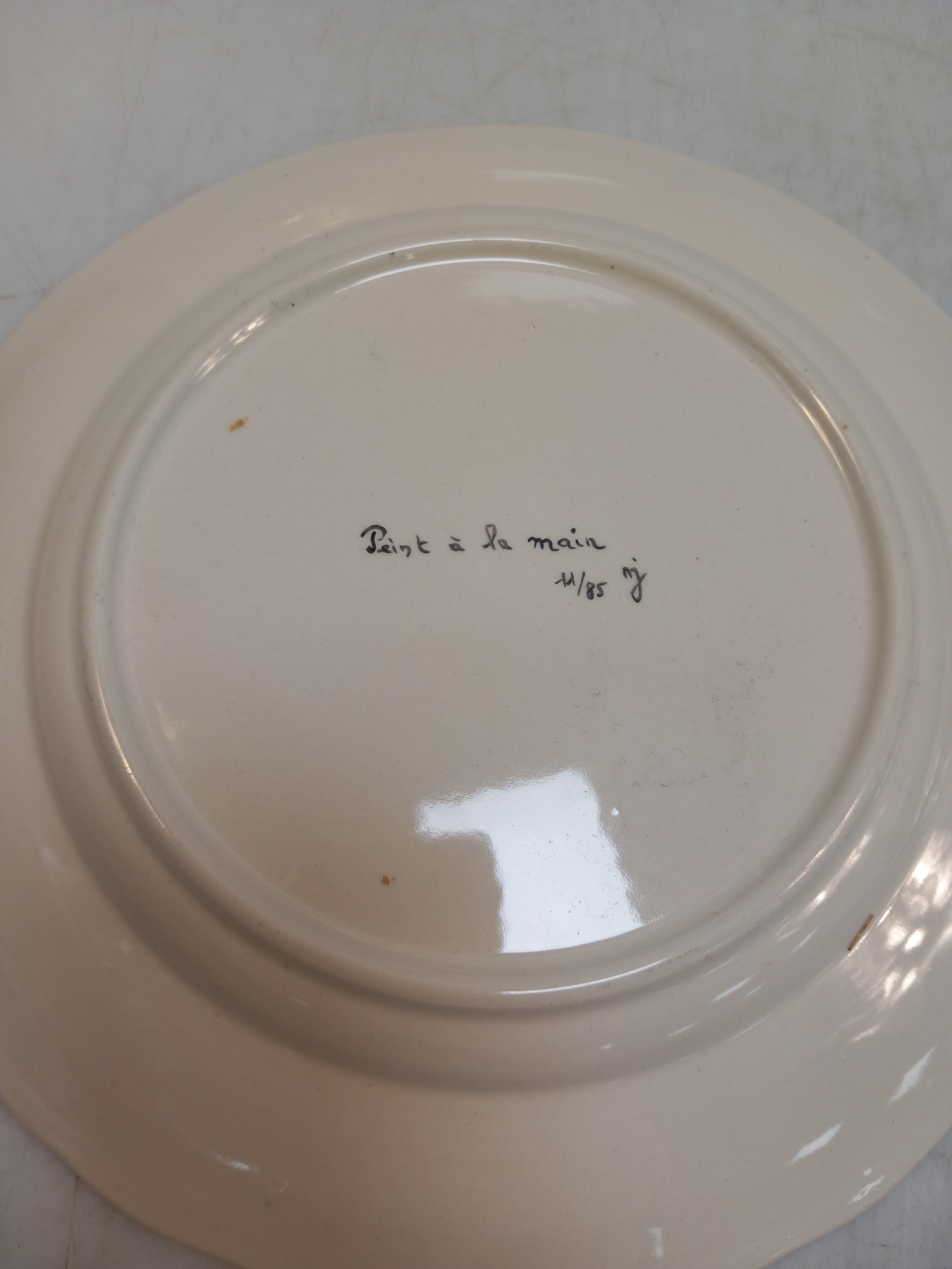 Lot de 2 assiettes plate en faïence, peint à la main, décor floral . - Photo 3