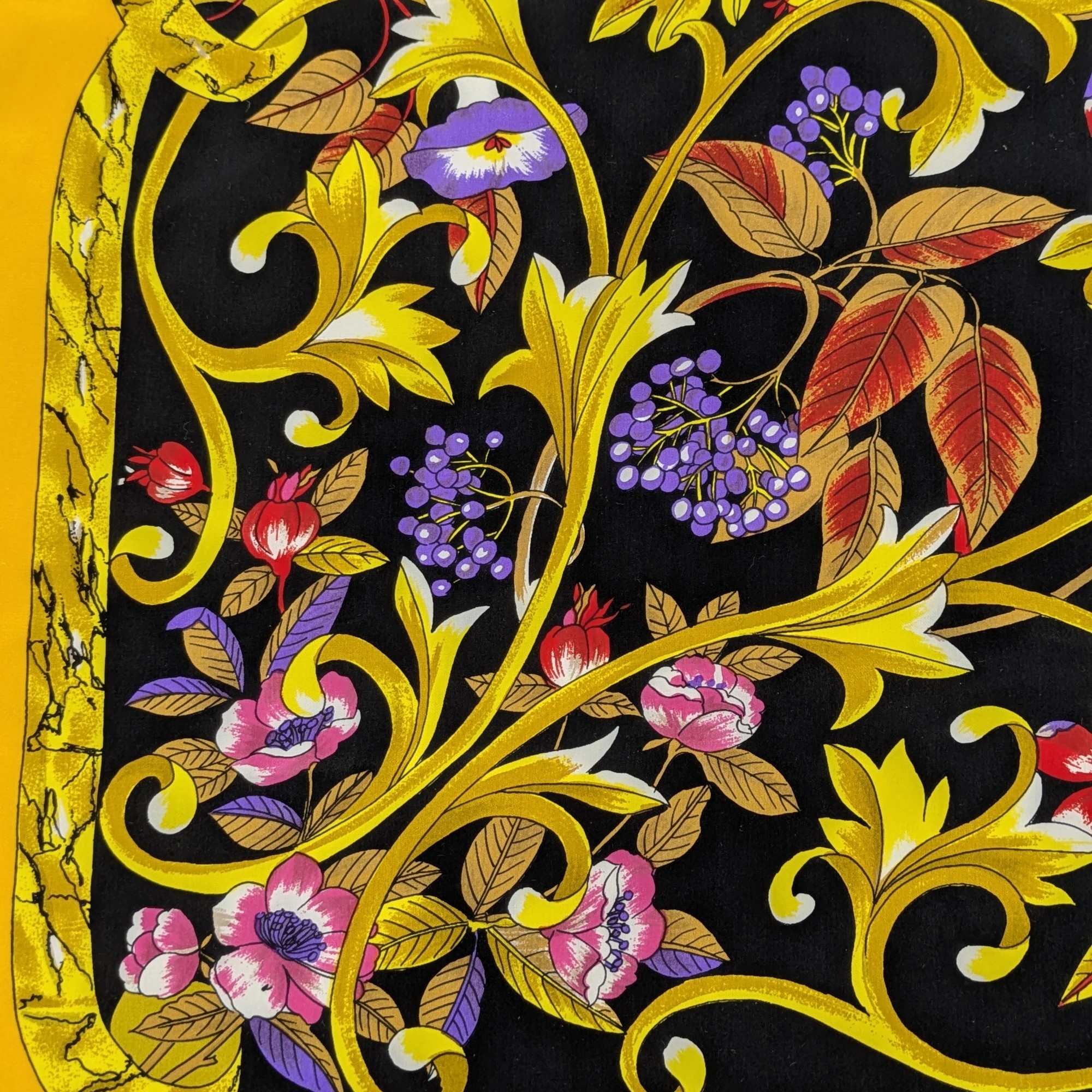 Foulard vintage en soie Imprimé fleurs et baies Tour de cou Carré 75 x 75 cm - Photo 3