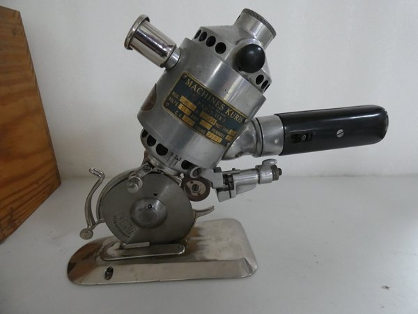 Voir photo 8 de Lot de deux machines à couper le tissu de marque Kuris Lot de deux machines à couper le tissu de marque Kuris Bon état - Vue 8 -