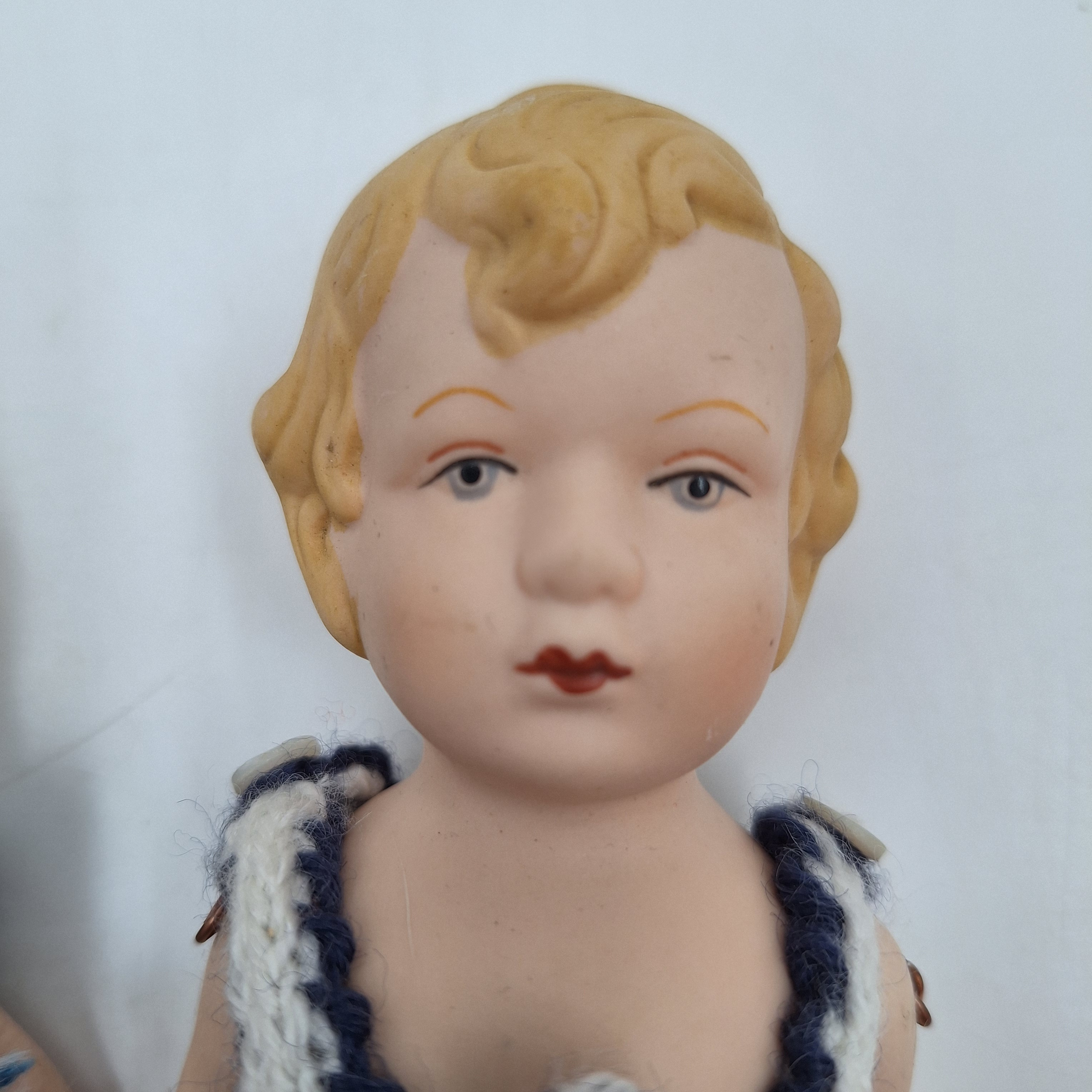 Lot de trois petites poupées articulées vintage. Porcelaine biscuit. Cheveux blonds et petite chaussures peintes. Vêtements tricotés à la main. Bon état - Vue 6 - 