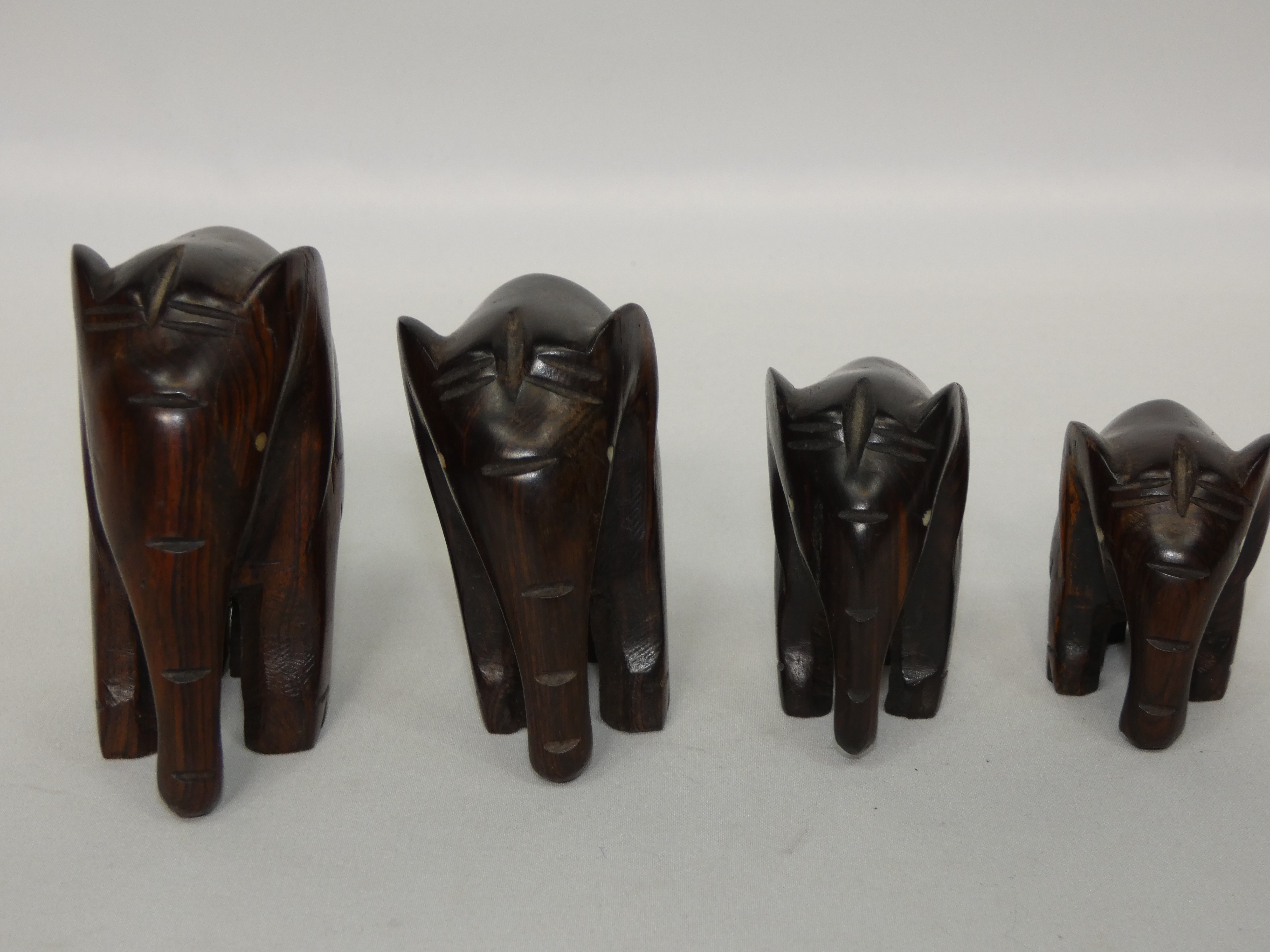 Ensemble de 4 petits éléphants en bois - Photo 3