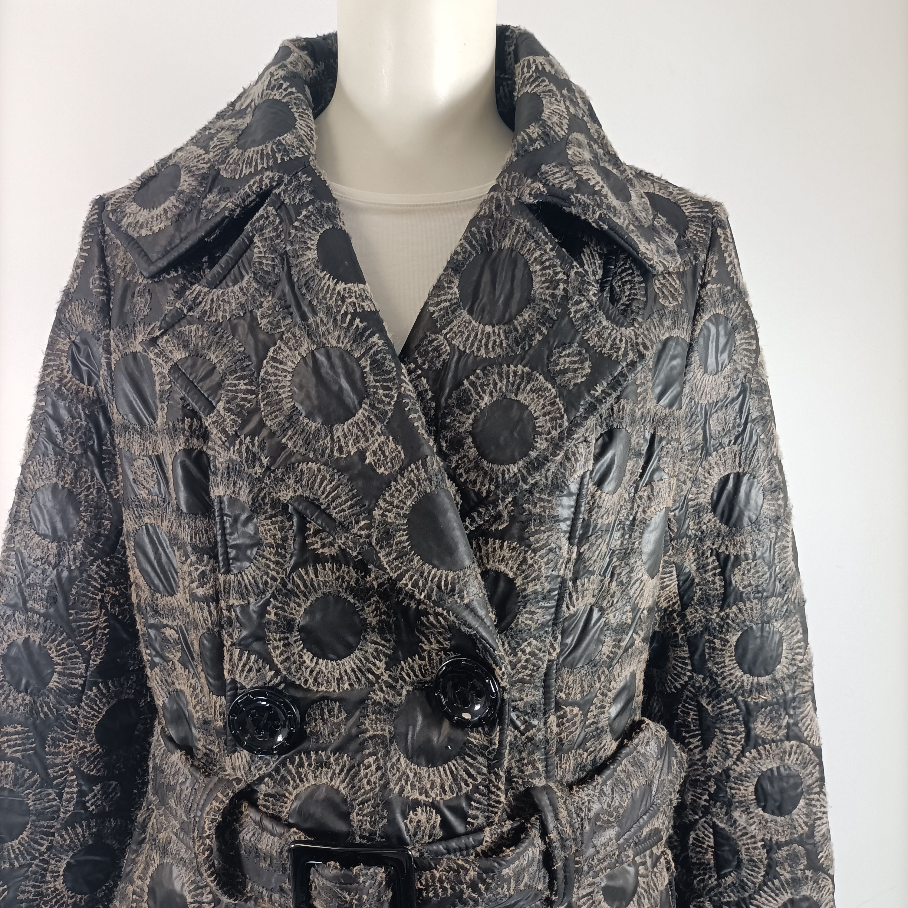 Voir photo 13 de Manteau long femme L Yoor Mino noir gris imprimé graphique ceinturé chaud élégance hiver Manteau long femme L Yoor Mino noir gris imprimé graphique ceinturé chaud élégance hiver Très bon état - Vue 13 -