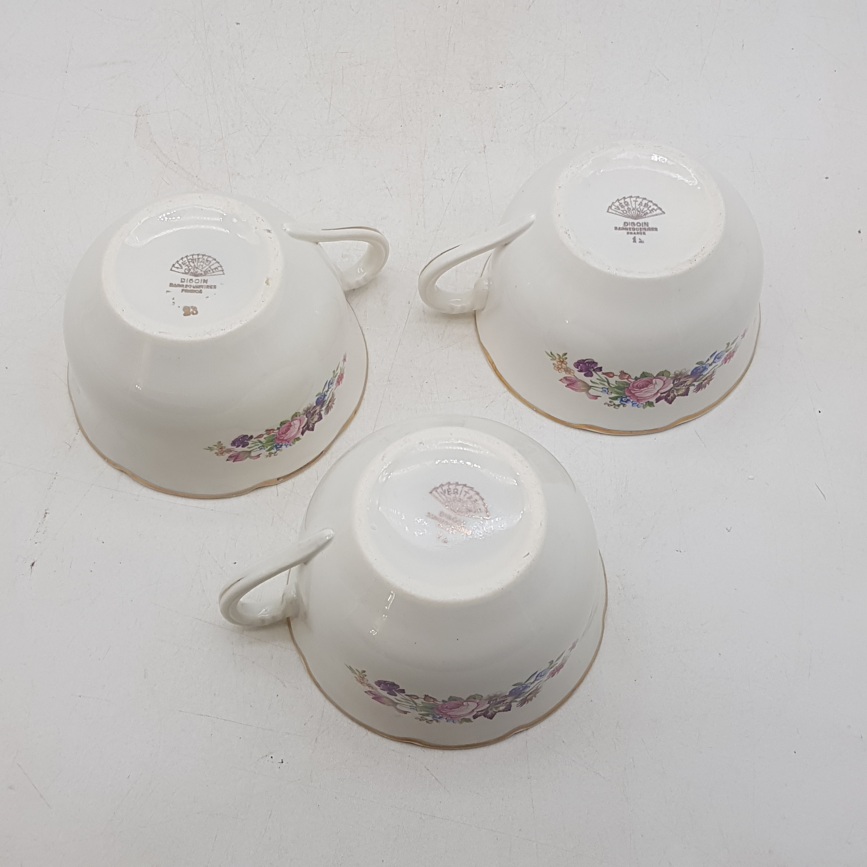 Lot de 3 tasses en faience blanche à motif fleur de Digoin Bon état - Vue 5 - 